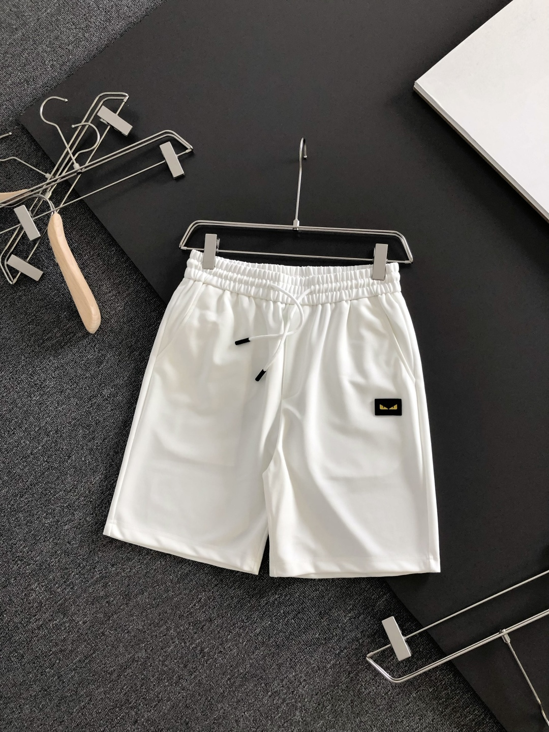 NO:935951,FD 26SS new summer shorts, made of high-elastic pure cotton fabric, super skin-friendly and comfortable, embellished with classic logos, and hardware details are in place!  The upper body effect is super handsome and versatile!  Code number M-XXXL,,shorts,19860909FD 26SS夏季新款短裤,采用高弹纯棉面料,超级亲肤舒适,经典logo标识点缀,五金细节到位！上身效果超级帅气百搭！码数M-XXXL,,shorts,,Men's clothing