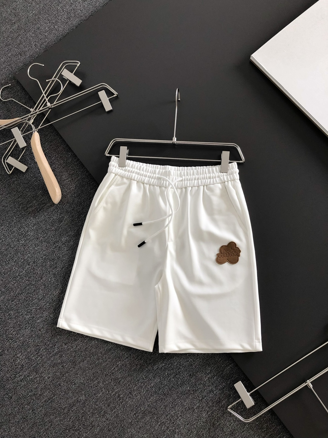 NO:935954,1V 26SS new summer shorts, made of high-elastic cotton fabric, super skin-friendly and comfortable, embellished with classic logos, and hardware details are in place!  The upper body effect is super handsome and versatile!  Code number M-XXXL,,shorts,198609091V 26SS夏季新款短裤,采用高弹纯棉面料,超级亲肤舒适,经典logo标识点缀,五金细节到位！上身效果超级帅气百搭！码数M-XXXL,,shorts,,Men's clothing