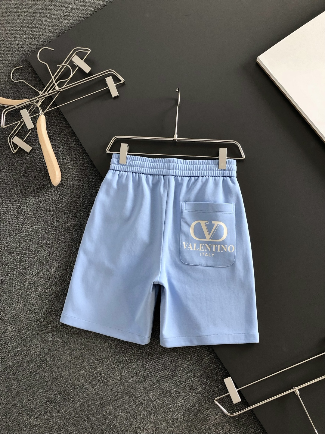 VLTN 2026ss夏季新款 男士刺绣短裤，经典直筒宽松版型，抽绳松紧腰带，前后简约的百搭造型；不挑人的剪裁 谁上身谁
