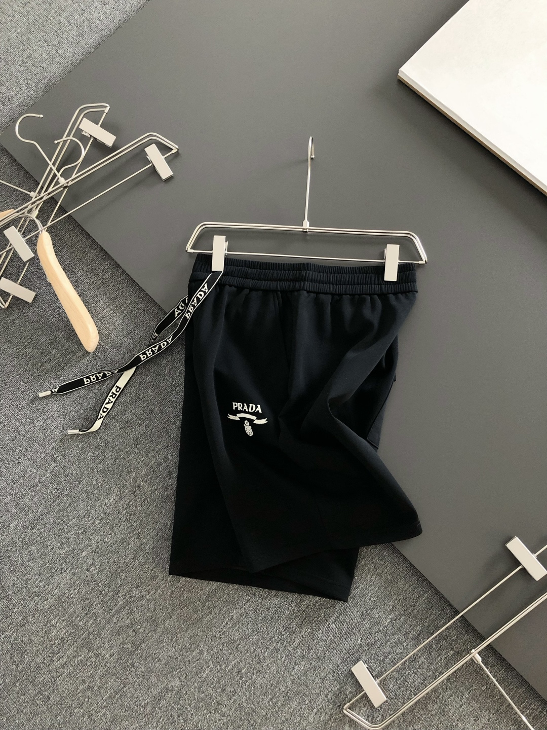PRAD 2026ss夏季新款 男士刺绣短裤，经典直筒宽松版型，抽绳松紧腰带，前后简约的百搭造型；不挑人的剪裁 谁上身谁