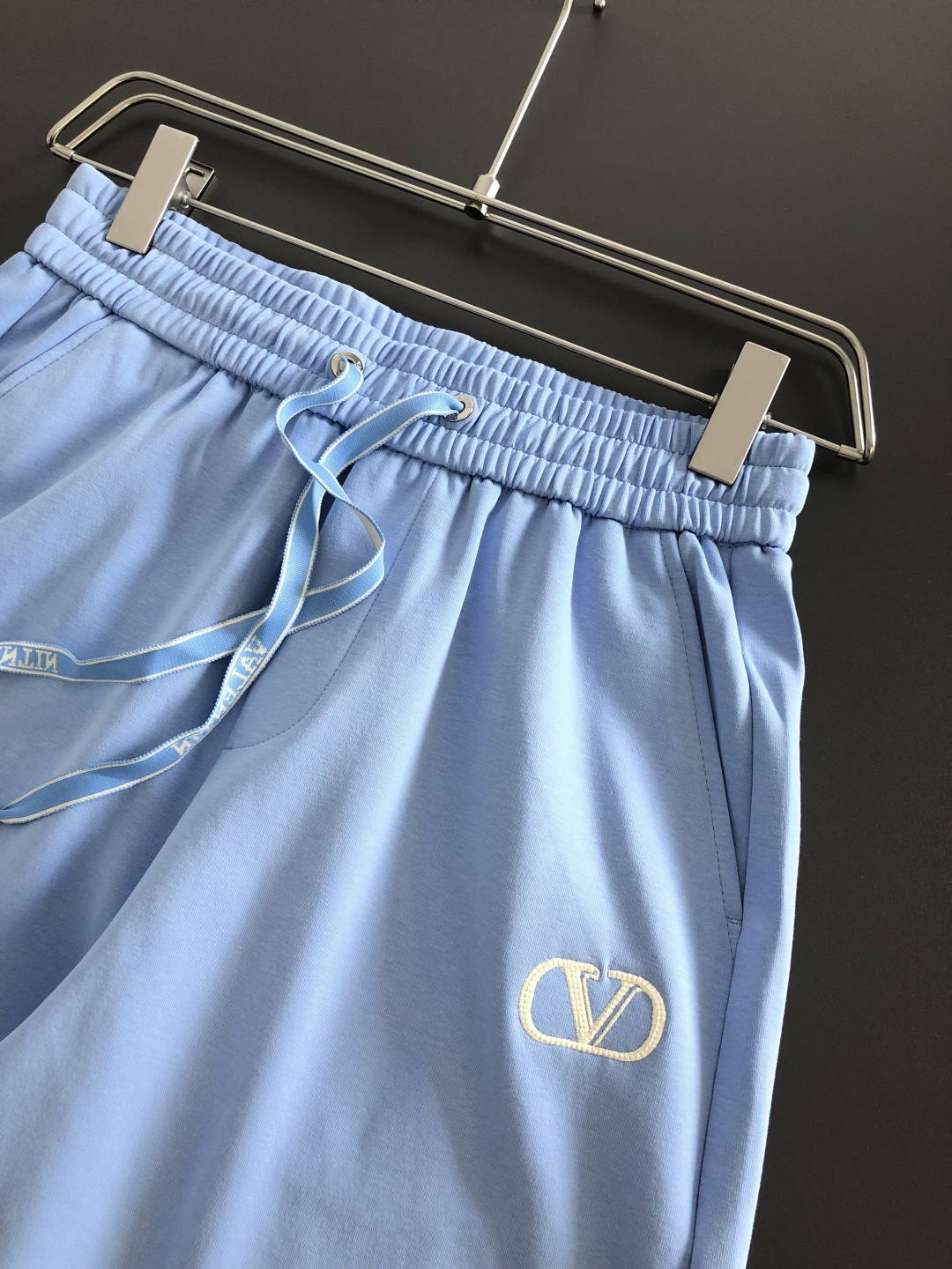VLTN 2026ss夏季新款 男士刺绣短裤，经典直筒宽松版型，抽绳松紧腰带，前后简约的百搭造型；不挑人的剪裁 谁上身谁