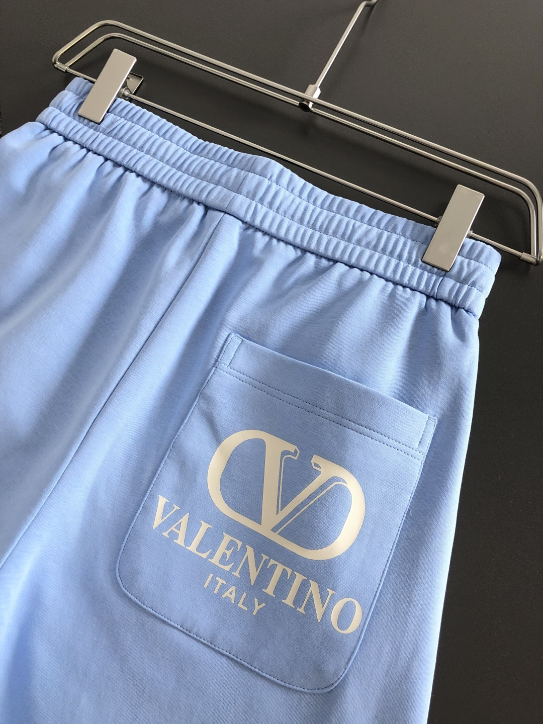 VLTN 2026ss夏季新款 男士刺绣短裤，经典直筒宽松版型，抽绳松紧腰带，前后简约的百搭造型；不挑人的剪裁 谁上身谁