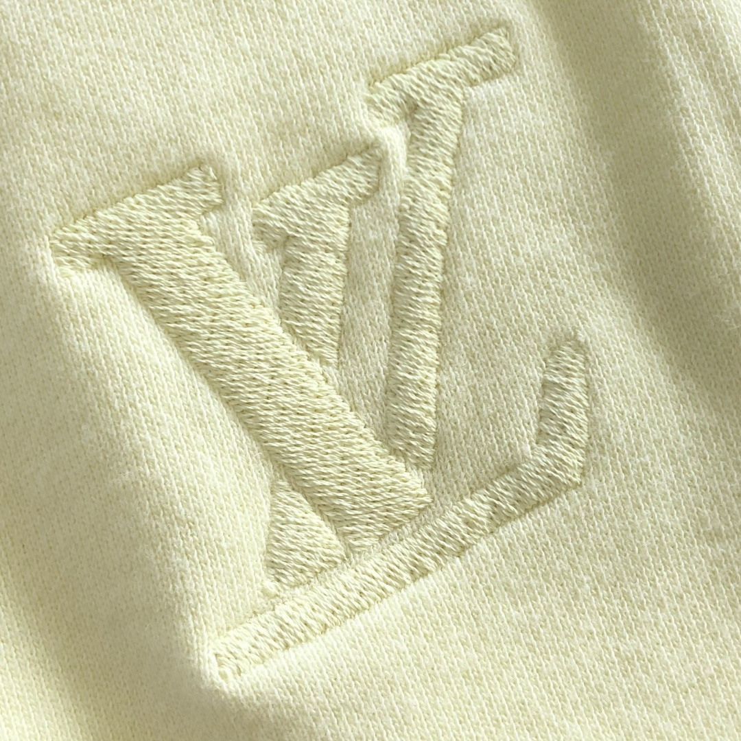 1V 2026ss夏季新款 男士刺绣短裤，经典直筒宽松版型，抽绳松紧腰带，前后简约的百搭造型；不挑人的剪裁 谁上身谁好看