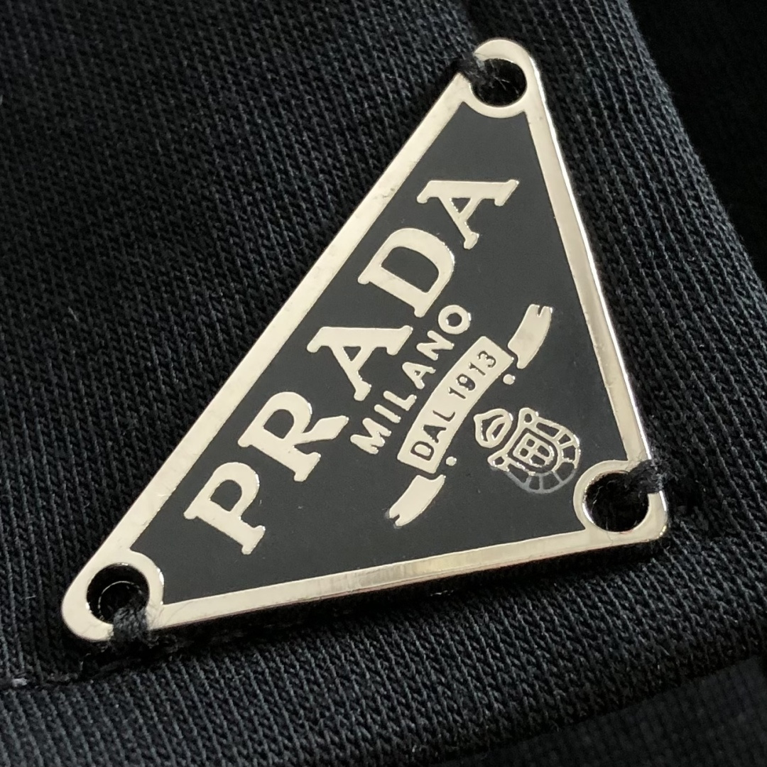PRAD 2026ss夏季新款 男士刺绣短裤，经典直筒宽松版型，抽绳松紧腰带，前后简约的百搭造型；不挑人的剪裁 谁上身谁