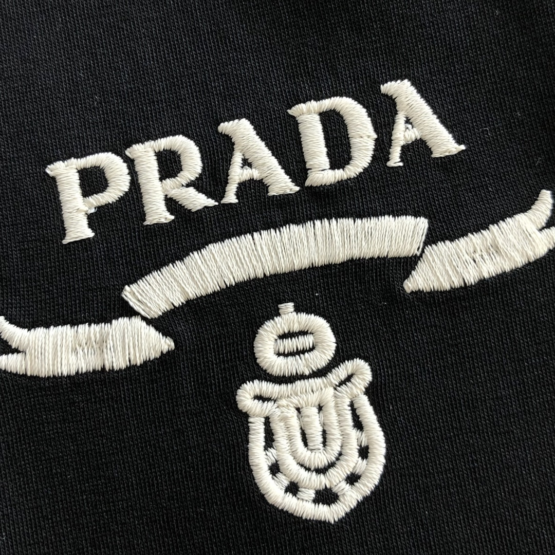 PRAD 2026ss夏季新款 男士刺绣短裤，经典直筒宽松版型，抽绳松紧腰带，前后简约的百搭造型；不挑人的剪裁 谁上身谁