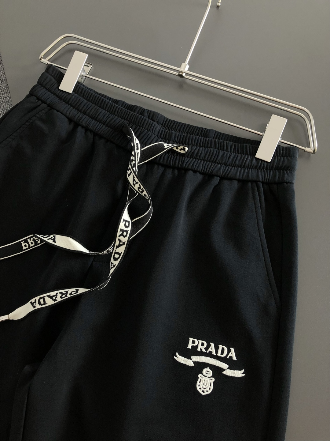 PRAD 2026ss夏季新款 男士刺绣短裤，经典直筒宽松版型，抽绳松紧腰带，前后简约的百搭造型；不挑人的剪裁 谁上身谁