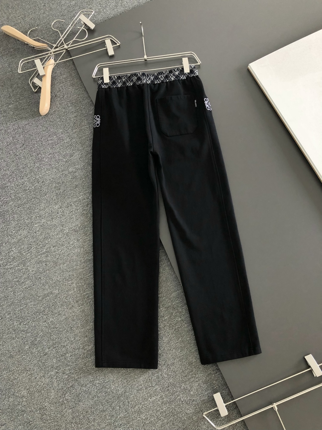 LOW 2026春季新品休闲裤，经典款百看不厌，裤身工艺设计，进口客供辅料、定制铜氨丝面料，每个细节做到极致，原版五金配