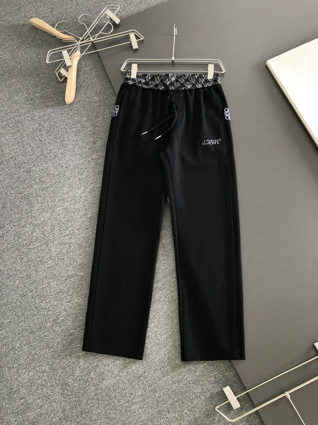 LOW 2026春季新品休闲裤,经典款百看不厌,裤身工艺设计,进口客供辅料、定制铜氨丝面料,每个细节做到极致,原版五金配 LOW 2026春季新品休闲裤,经典款百看不厌,裤身工艺设计,进口客供辅料、定制铜氨丝面料,每个细节做到极致,原版五金配