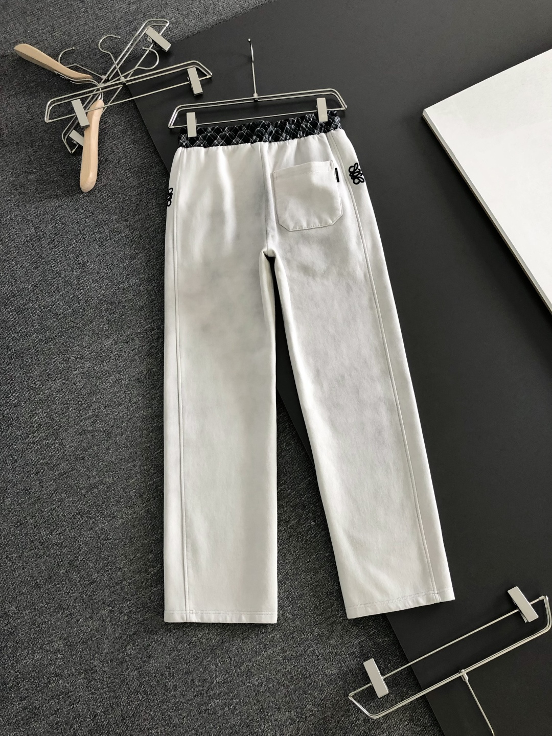 LOW  2026春季新品休闲裤，经典款百看不厌，裤身工艺设计，进口客供辅料、定制铜氨丝面料，每个细节做到极致，原版五金