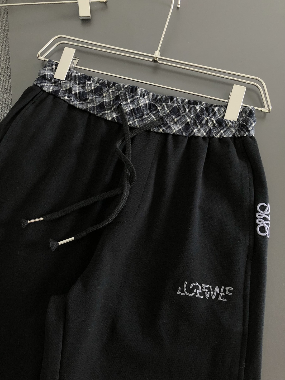 LOW 2026春季新品休闲裤，经典款百看不厌，裤身工艺设计，进口客供辅料、定制铜氨丝面料，每个细节做到极致，原版五金配