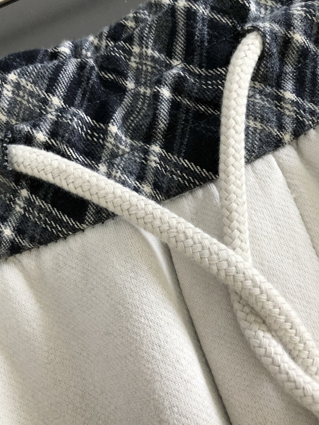 LOW  2026春季新品休闲裤，经典款百看不厌，裤身工艺设计，进口客供辅料、定制铜氨丝面料，每个细节做到极致，原版五金