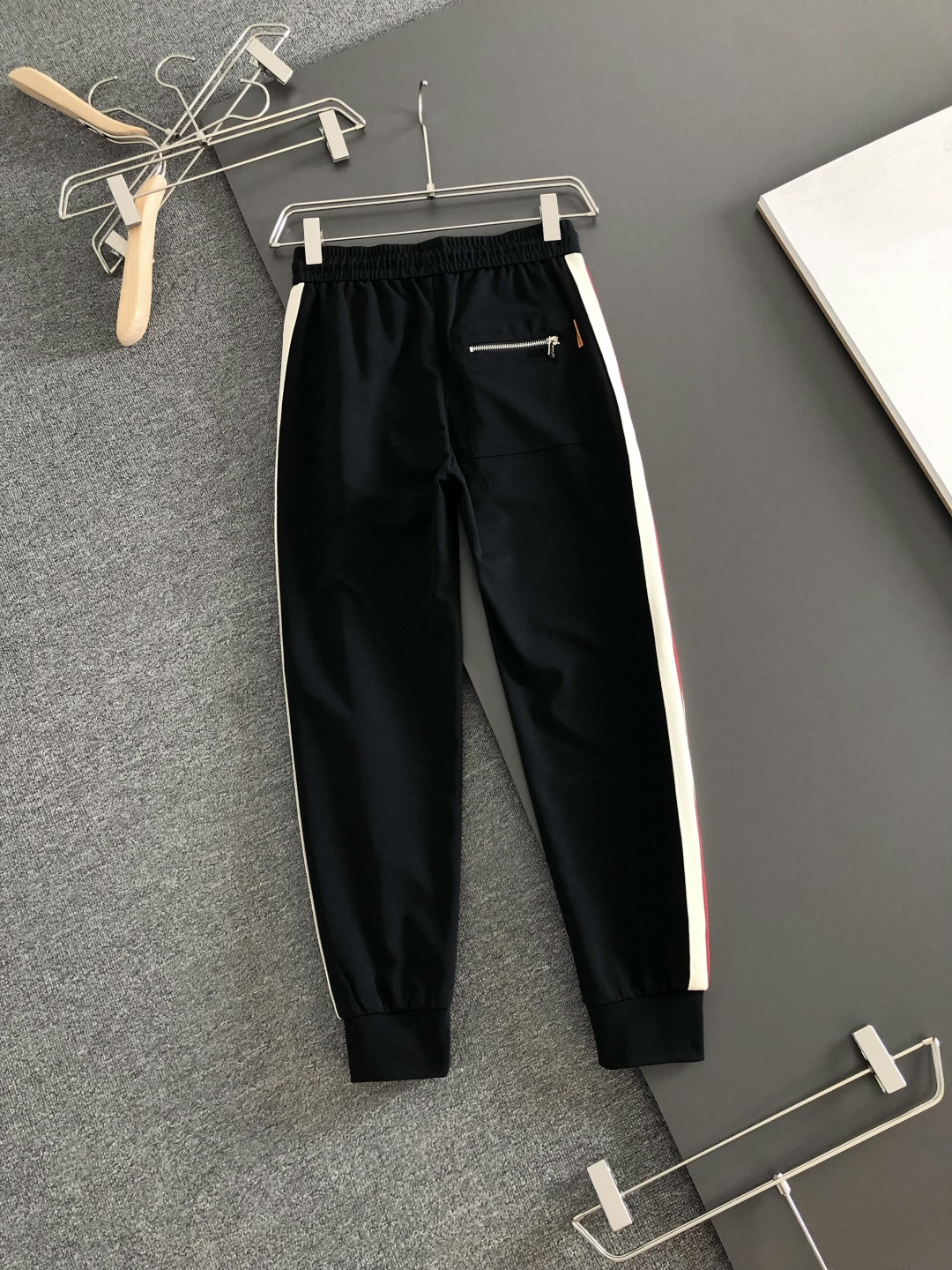 1V  2026春季新品休闲裤，经典款百看不厌，裤身工艺设计，进口客供辅料、定制铜氨丝面料，每个细节做到极致，原版五金配