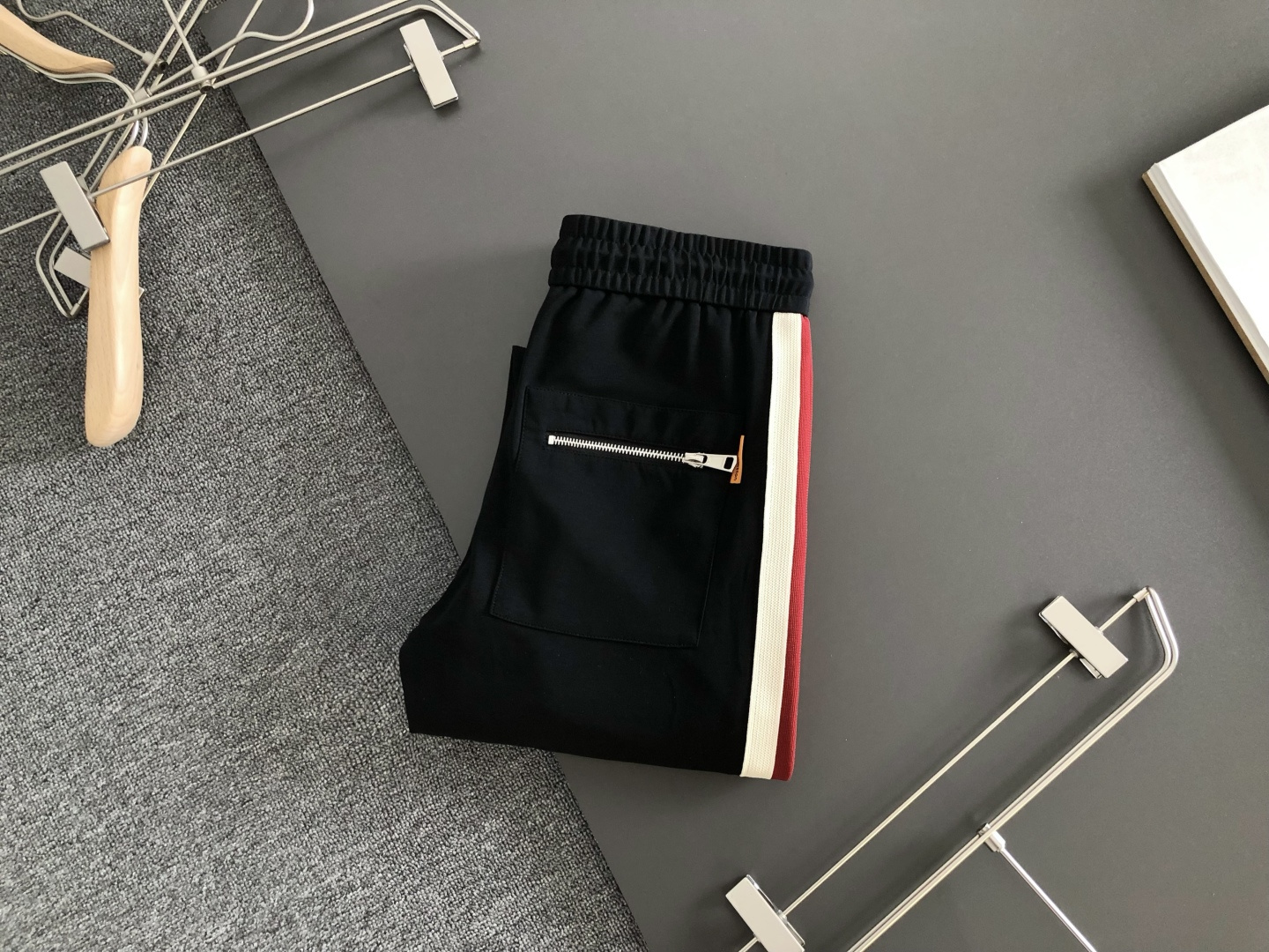 1V  2026春季新品休闲裤，经典款百看不厌，裤身工艺设计，进口客供辅料、定制铜氨丝面料，每个细节做到极致，原版五金配