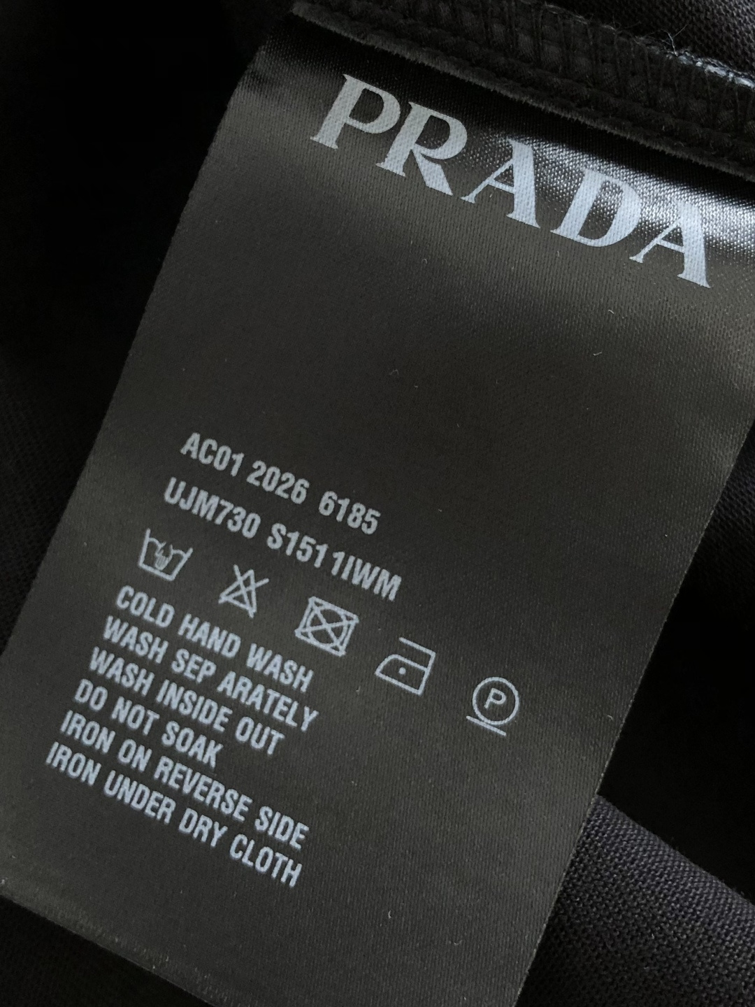 PRAD 2026SS早春新款手绘圆领T恤，定织定染天丝纯棉克重洗水面料，做工精细。男女同款宽松落肩版型，时尚大气。尺码