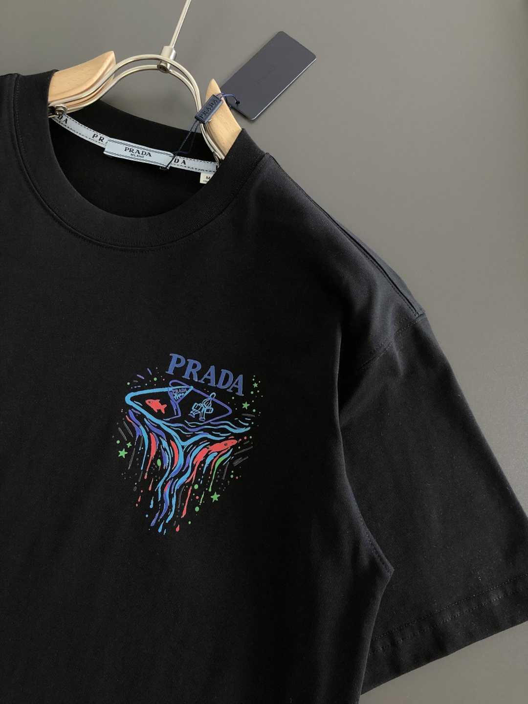 PRAD 2026SS早春新款手绘圆领T恤，定织定染天丝纯棉克重洗水面料，做工精细。男女同款宽松落肩版型，时尚大气。尺码