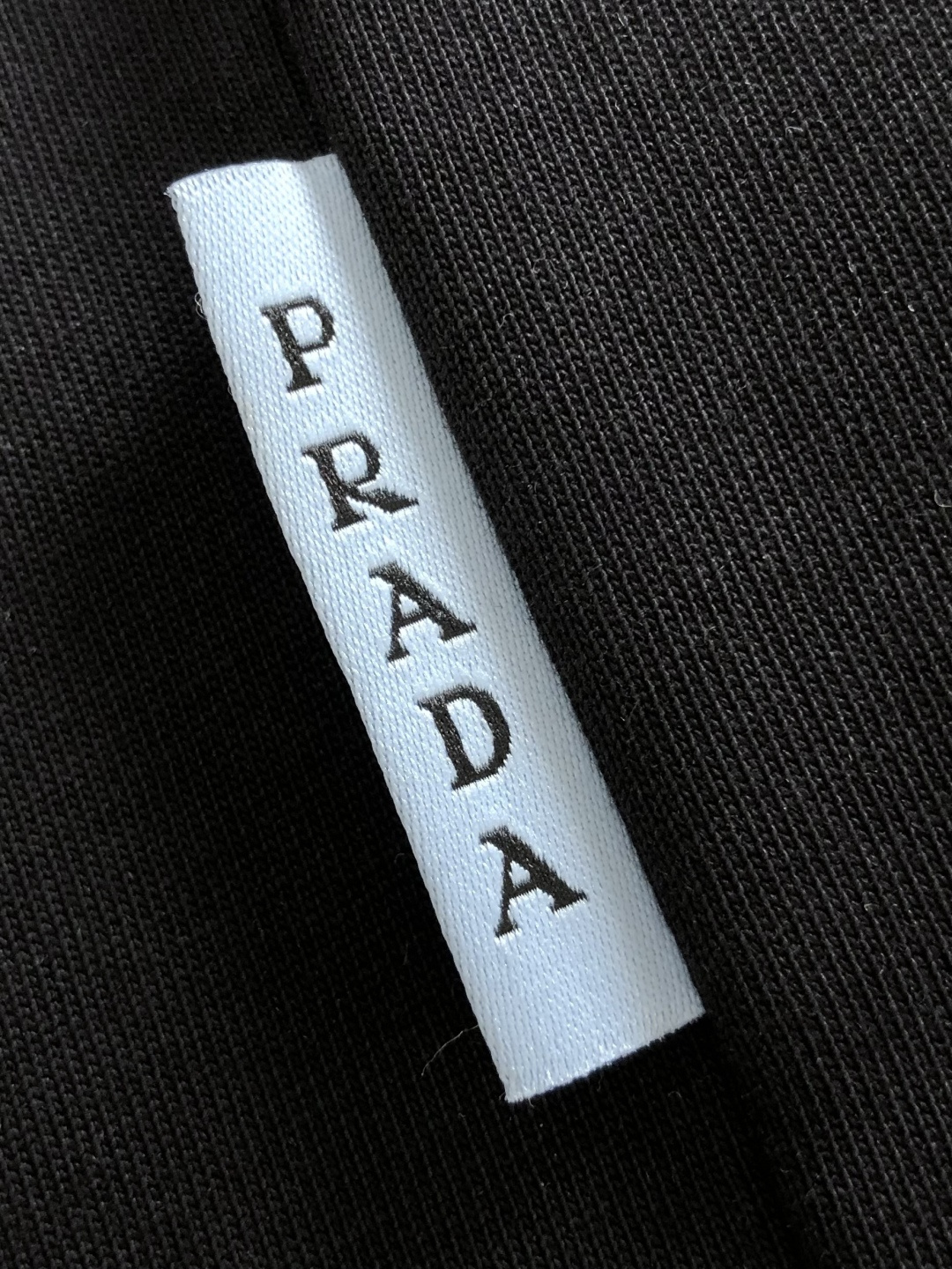 PRAD 2026SS早春新款手绘圆领T恤，定织定染天丝纯棉克重洗水面料，做工精细。男女同款宽松落肩版型，时尚大气。尺码