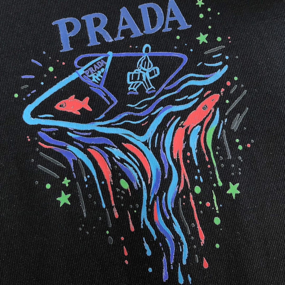 PRAD 2026SS早春新款手绘圆领T恤，定织定染天丝纯棉克重洗水面料，做工精细。男女同款宽松落肩版型，时尚大气。尺码