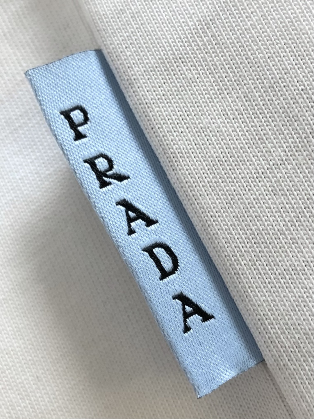 PRAD  2026SS早春新款手绘圆领T恤，定织定染天丝纯棉克重洗水面料，做工精细。男女同款宽松落肩版型，时尚大气。尺