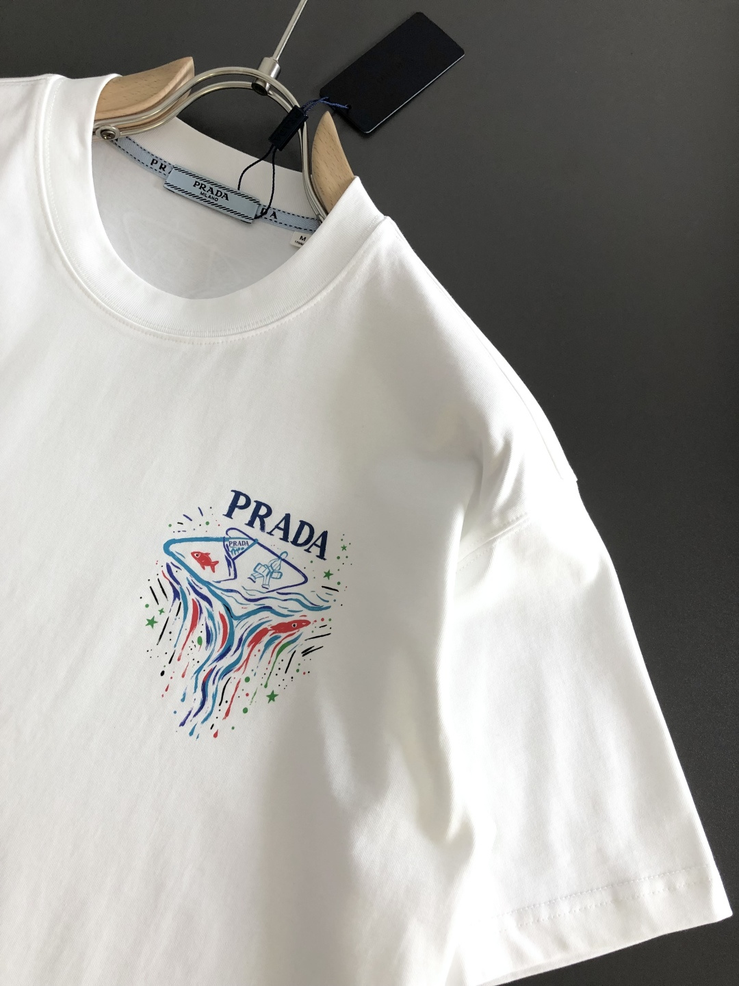 PRAD  2026SS早春新款手绘圆领T恤，定织定染天丝纯棉克重洗水面料，做工精细。男女同款宽松落肩版型，时尚大气。尺
