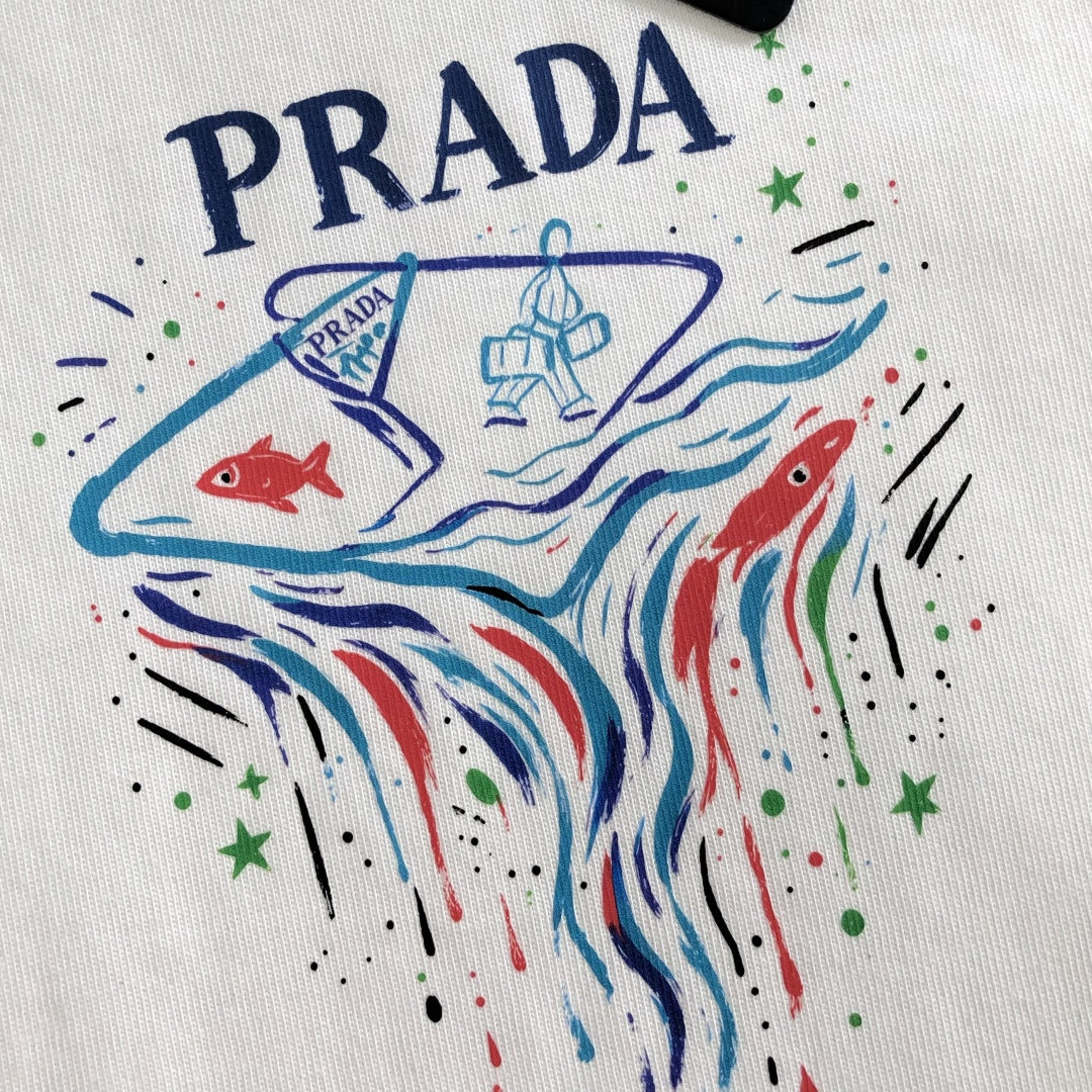 PRAD  2026SS早春新款手绘圆领T恤，定织定染天丝纯棉克重洗水面料，做工精细。男女同款宽松落肩版型，时尚大气。尺