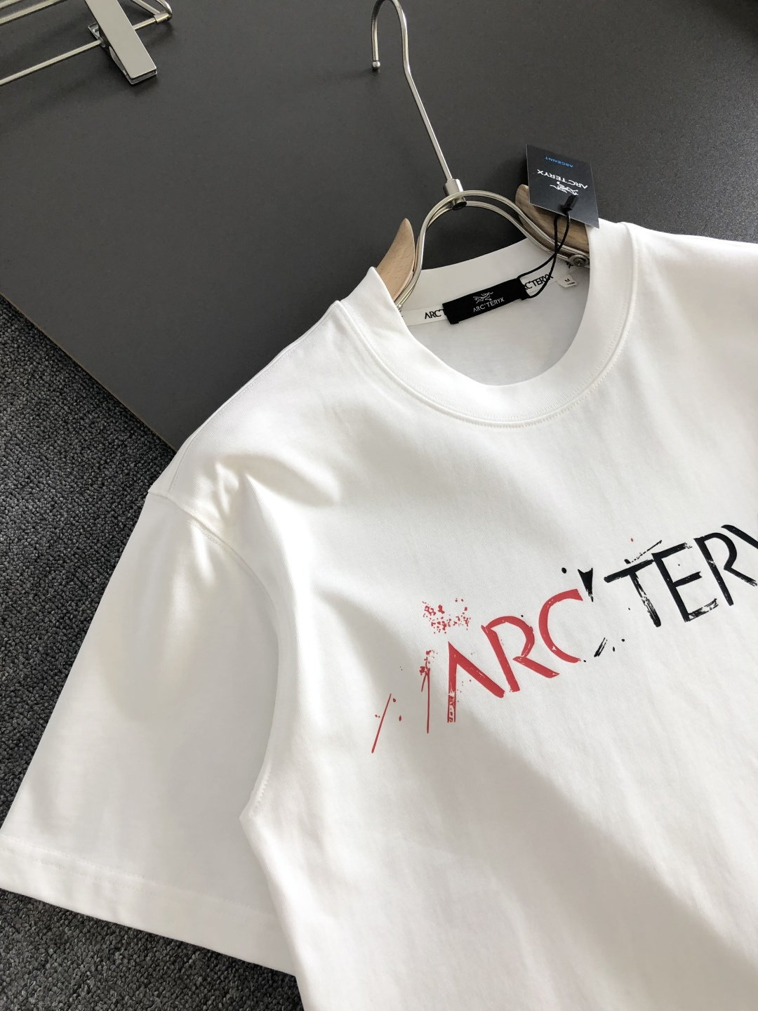 ARC 2026SS早春新款手绘圆领T恤，定织定染天丝纯棉克重洗水面料，做工精细。男女同款宽松落肩版型，时尚大气。尺码：