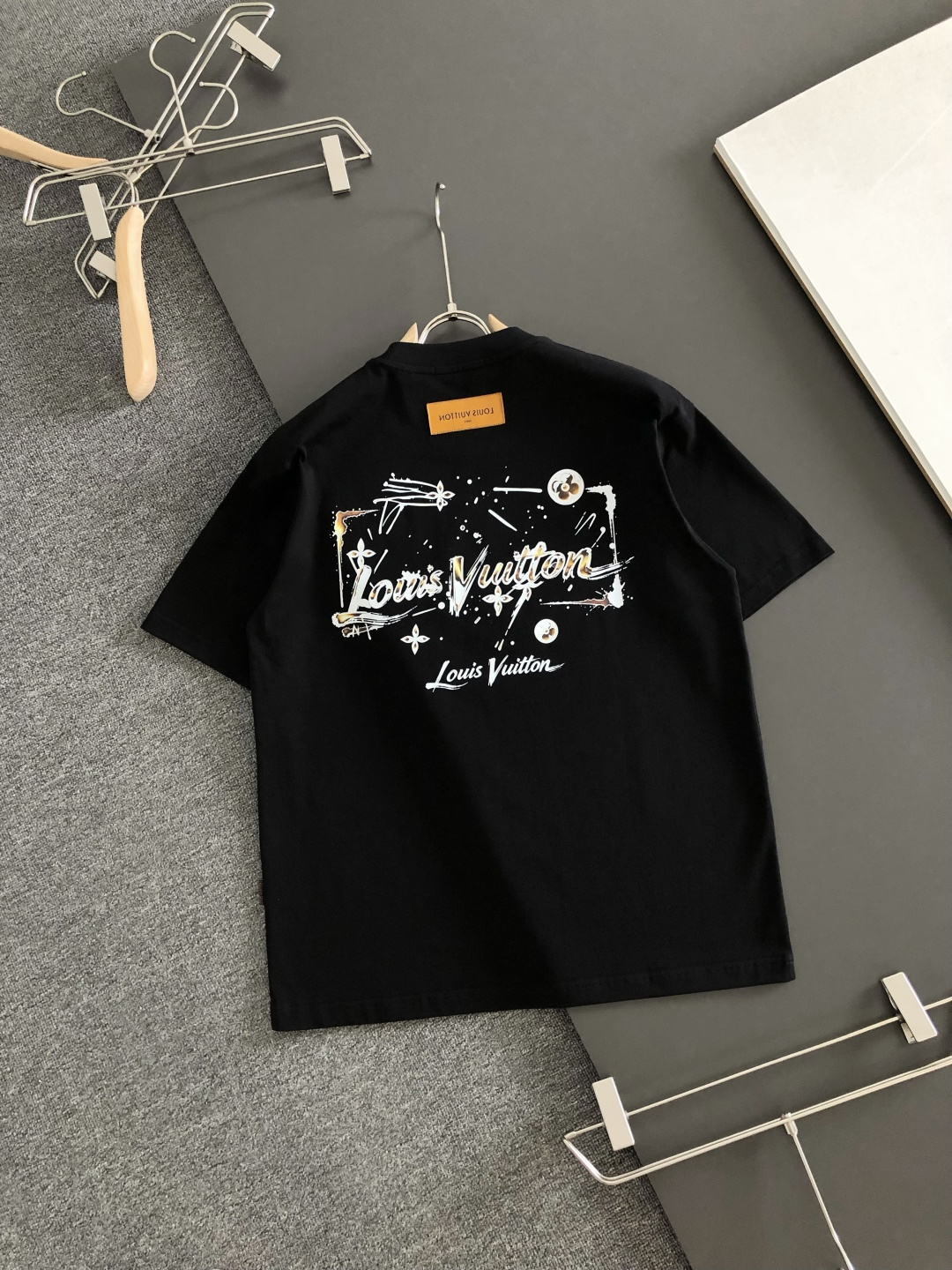 1V  2026SS早春新款手绘圆领T恤，定织定染天丝纯棉克重洗水面料，做工精细。男女同款宽松落肩版型，时尚大气。尺码：