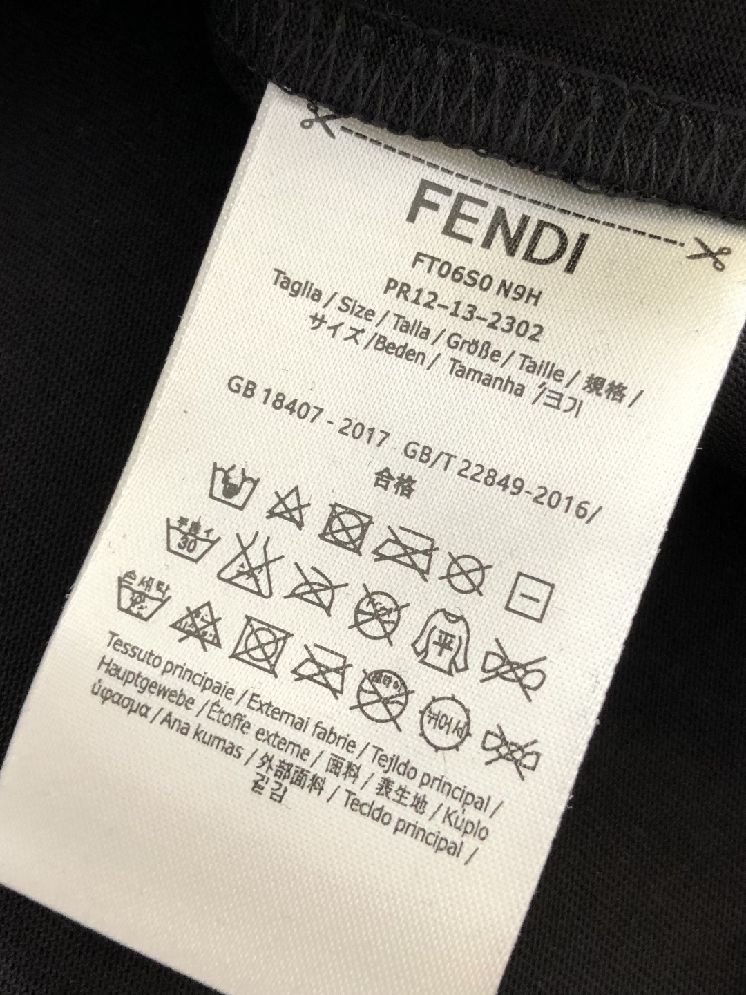 FD 2026SS早春新款手绘圆领T恤，定织定染天丝纯棉克重洗水面料，做工精细。男女同款宽松落肩版型，时尚大气。尺码：S