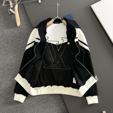 1V 26ss定制顶级面料 新品夹克外套 休闲裤,织带字母刺绣拼接秀场新品‼品相非常完美,舒适保暖,三标齐全色泽饱满诱 1V 26ss定制顶级面料 新品夹克外套 休闲裤,织带字母刺绣拼接秀场新品‼品相非常完美,舒适保暖,三标齐全色泽饱满诱
