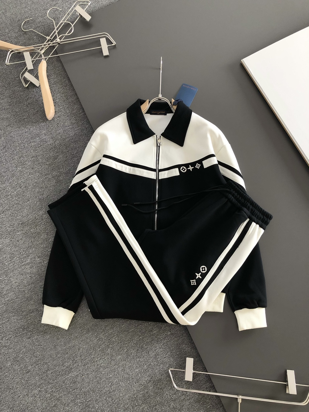 1V 26ss定制顶级面料 新品夹克外套 休闲裤,织带字母刺绣拼接秀场新品‼品相非常完美,舒适保暖,三标齐全色泽饱满诱 1V 26ss定制顶级面料 新品夹克外套 休闲裤,织带字母刺绣拼接秀场新品‼品相非常完美,舒适保暖,三标齐全色泽饱满诱