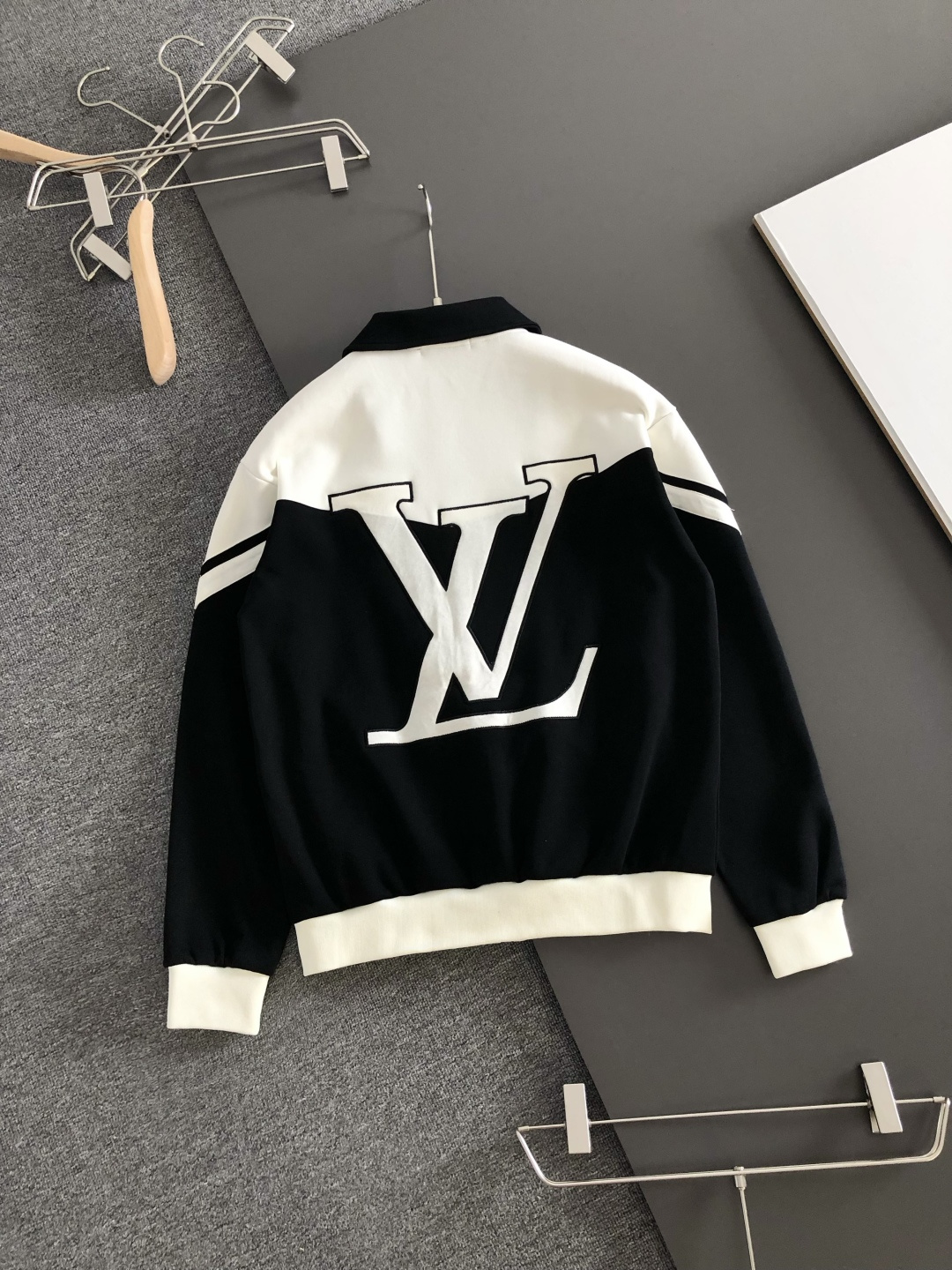 1V 26ss定制顶级面料 新品夹克外套 休闲裤,织带字母刺绣拼接秀场新品‼品相非常完美,舒适保暖,三标齐全色泽饱满诱 1V 26ss定制顶级面料 新品夹克外套 休闲裤,织带字母刺绣拼接秀场新品‼品相非常完美,舒适保暖,三标齐全色泽饱满诱