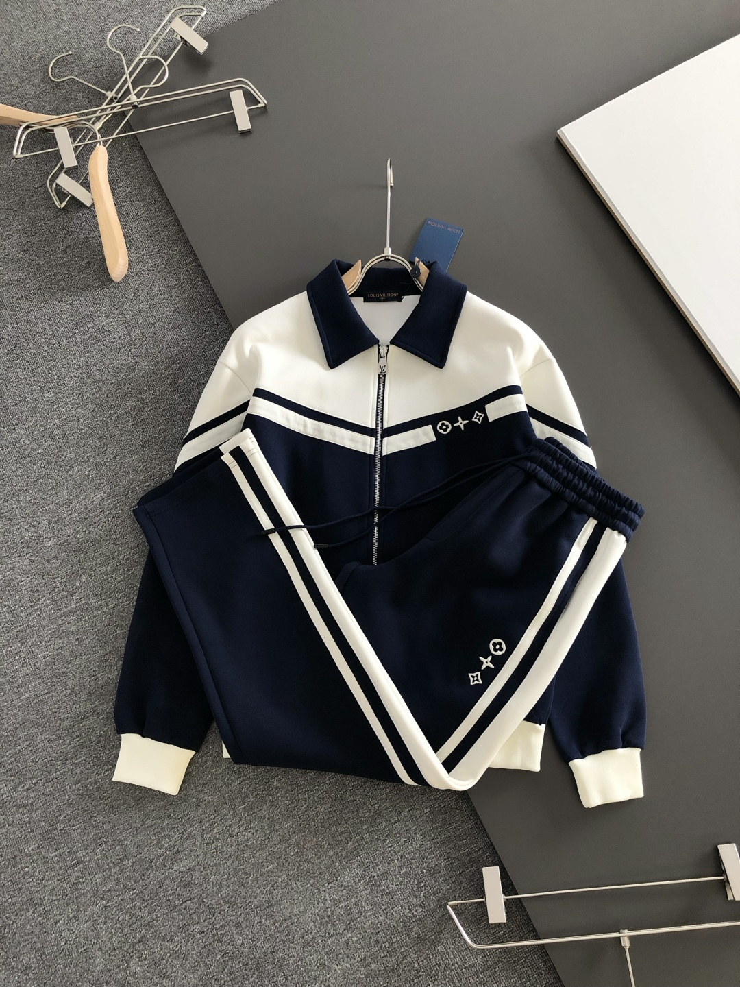 1V 26ss定制顶级面料 新品夹克外套 休闲裤,织带字母刺绣拼接秀场新品‼品相非常完美,舒适保暖,三标齐全色泽饱满诱 1V 26ss定制顶级面料 新品夹克外套 休闲裤,织带字母刺绣拼接秀场新品‼品相非常完美,舒适保暖,三标齐全色泽饱满诱