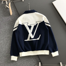 1V 26ss定制顶级面料 新品夹克外套 休闲裤,织带字母刺绣拼接秀场新品‼品相非常完美,舒适保暖,三标齐全色泽饱满诱 1V 26ss定制顶级面料 新品夹克外套 休闲裤,织带字母刺绣拼接秀场新品‼品相非常完美,舒适保暖,三标齐全色泽饱满诱