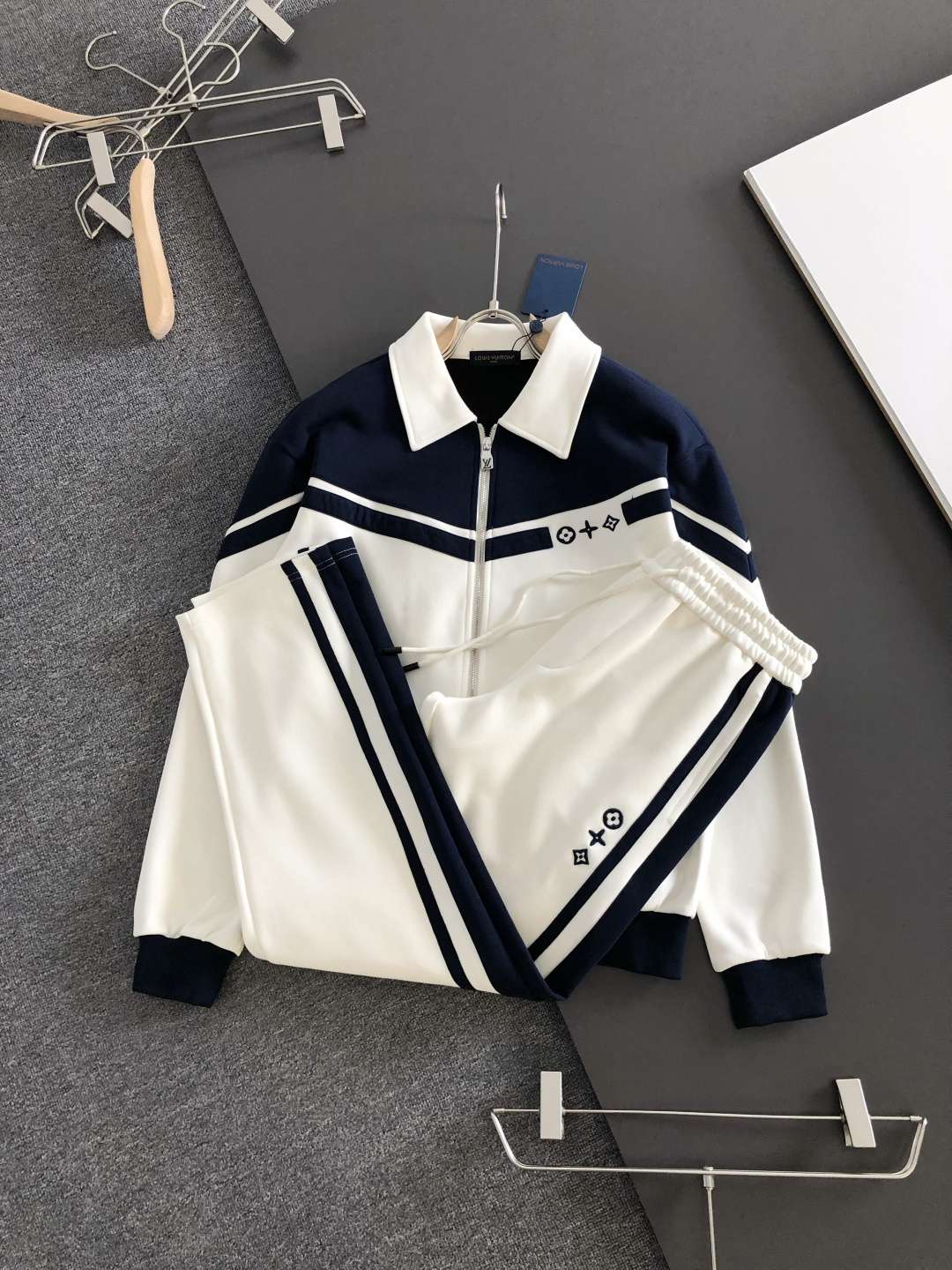 1V 26ss定制顶级面料 新品夹克外套 休闲裤,织带字母刺绣拼接秀场新品‼品相非常完美,舒适保暖,三标齐全色泽饱满诱 1V 26ss定制顶级面料 新品夹克外套 休闲裤,织带字母刺绣拼接秀场新品‼品相非常完美,舒适保暖,三标齐全色泽饱满诱