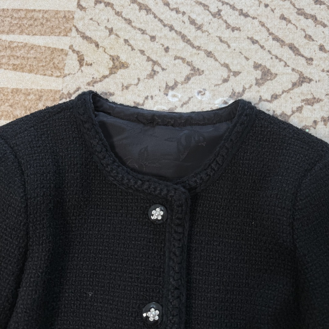 Elegant Chanel-Style Tweed Jacket: Classic Wool Blend with Four-Pocket Design 4 cmp i1759595494648 6418 0 2