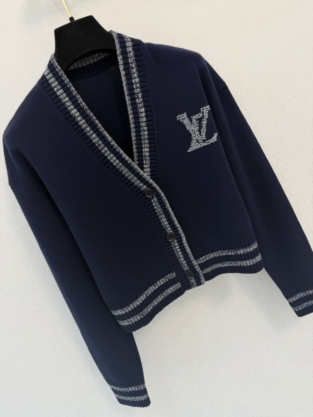 LV高版本新品🆕🆕 V领开衫💗💗实拍图🆕🆕