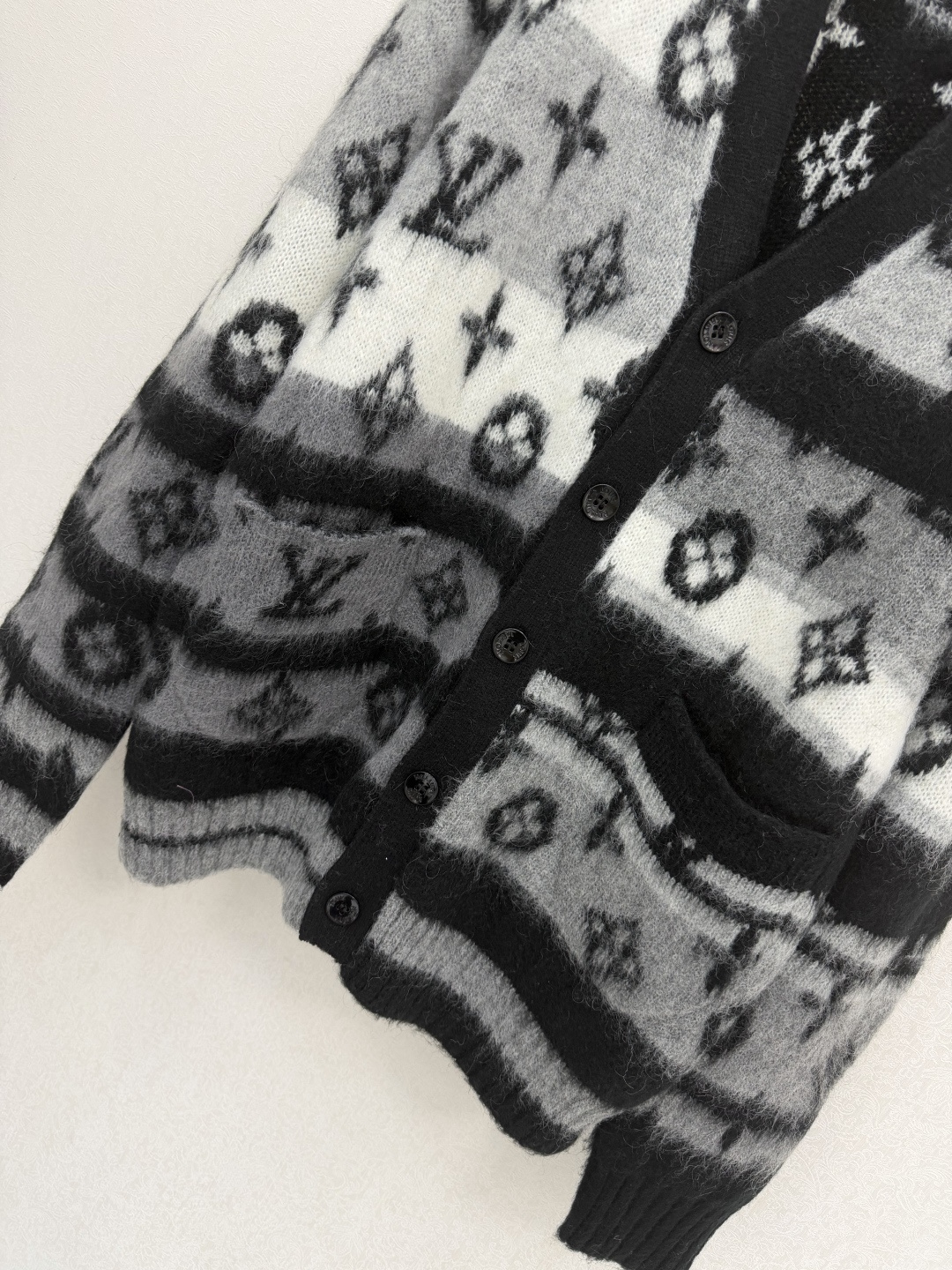 LV经典爆款🆕🆕 V领开衫💗💗实拍图🆕🆕