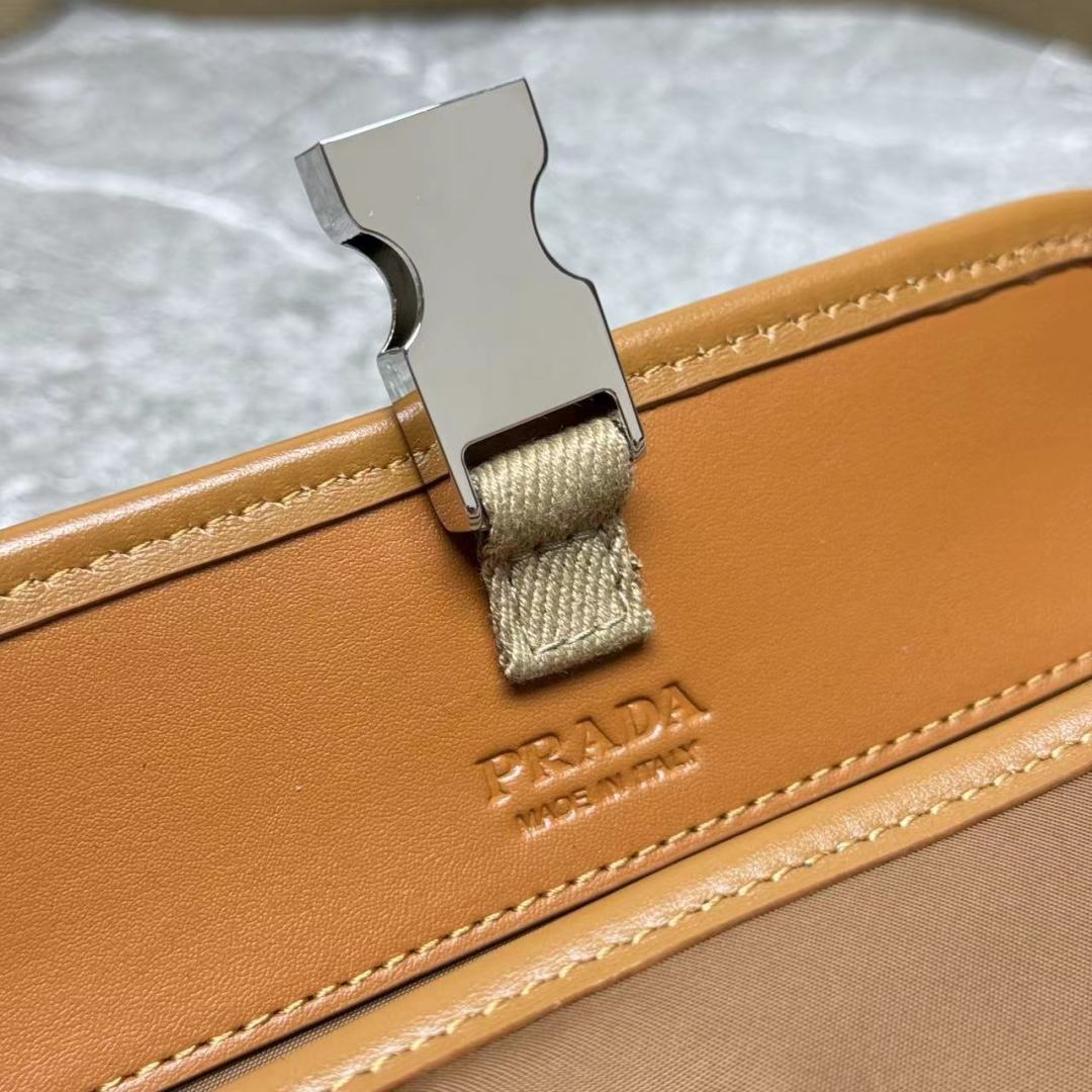 Prada Mini Messenger Bag, Stylish and Versatile, 18x12.5x2cm Brown 9 cmp i1742627342885 6102 0 7