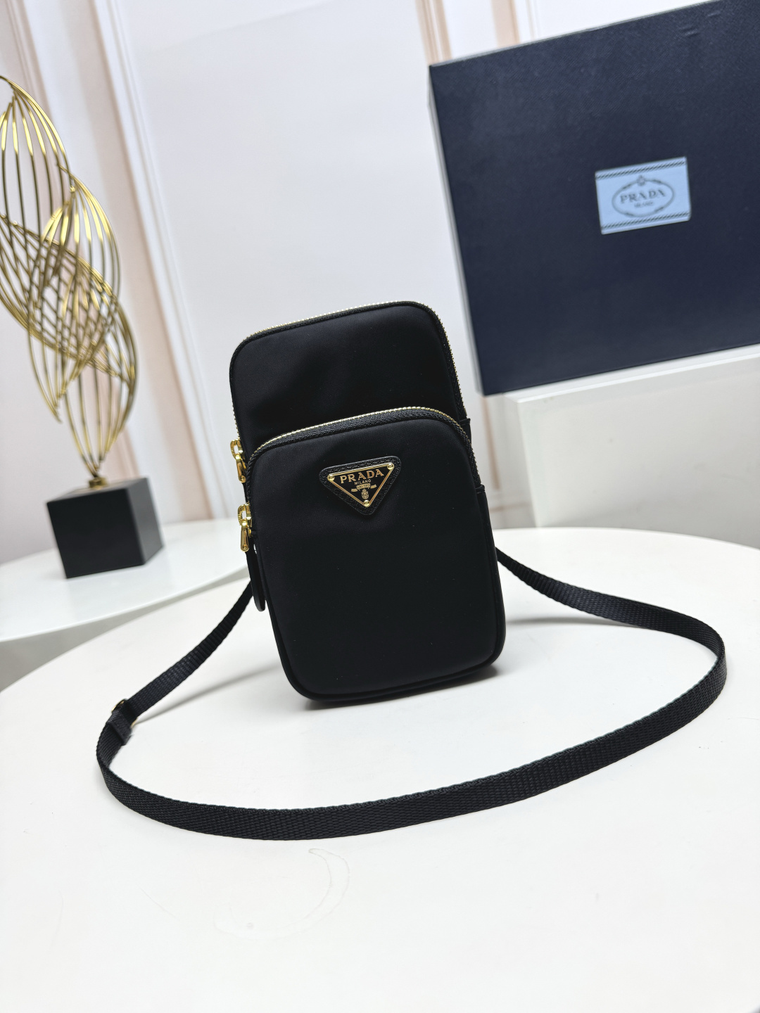 NO:853428,Model: 1ZT072 The technical style of outdoor accessories inspired this smartphone bag in Re-Nylon and leather, with a compact and functional design. This accessory is decorated with rope details and comes with a practical removable shoulder strap. . Drawstring closure Enameled triangle metal logo Adjustable removable woven strap shoulder strap 10cm long 17.5cm high 4cm wide, Prada [running price], prada19860909型号:1ZT072 户外配饰的技术风格启发了这款Re-Nylon和皮革智能手机包,设计紧凑且功能实用.这款配饰饰有绳索细节,并配有实用的可拆卸肩带. .抽绳开合 涂珐琅三角形金属徽标 可调式可拆卸编织饰带肩带个 长10cm高17.5cm宽4cm,普拉达【跑量价】,prada,Bag