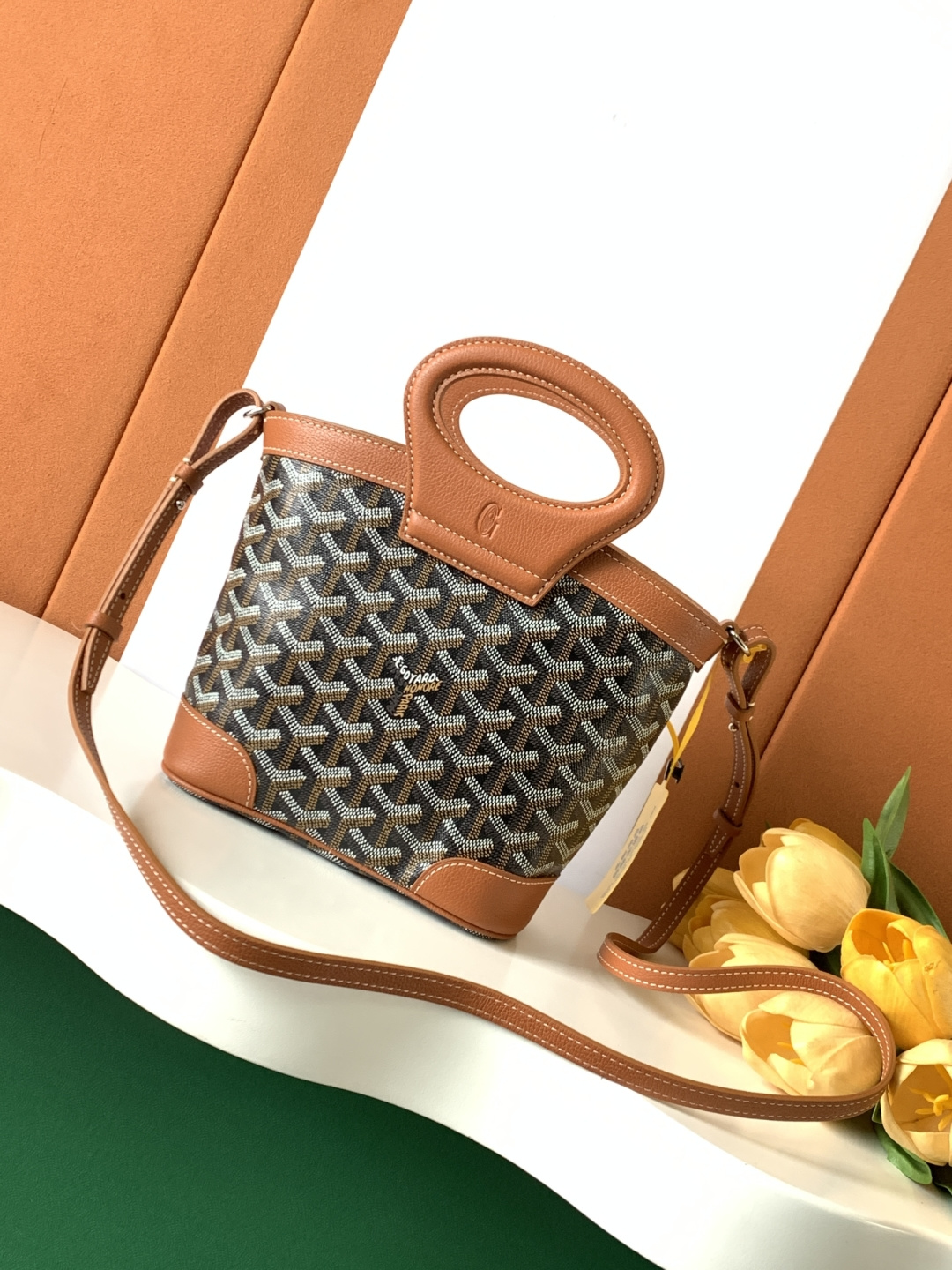 Goyard BELUGA 包是上世纪70年代一款可折叠、轻便而坚固的旅行包的重新演绎 灵感来自水手们喜爱的柔软洗衣袋