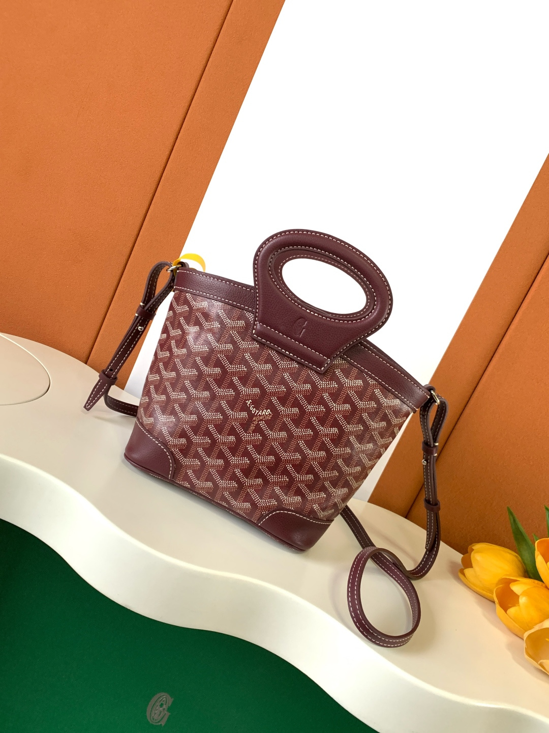 Goyard BELUGA 包是上世纪70年代一款可折叠、轻便而坚固的旅行包的重新演绎 灵感来自水手们喜爱的柔软洗衣袋