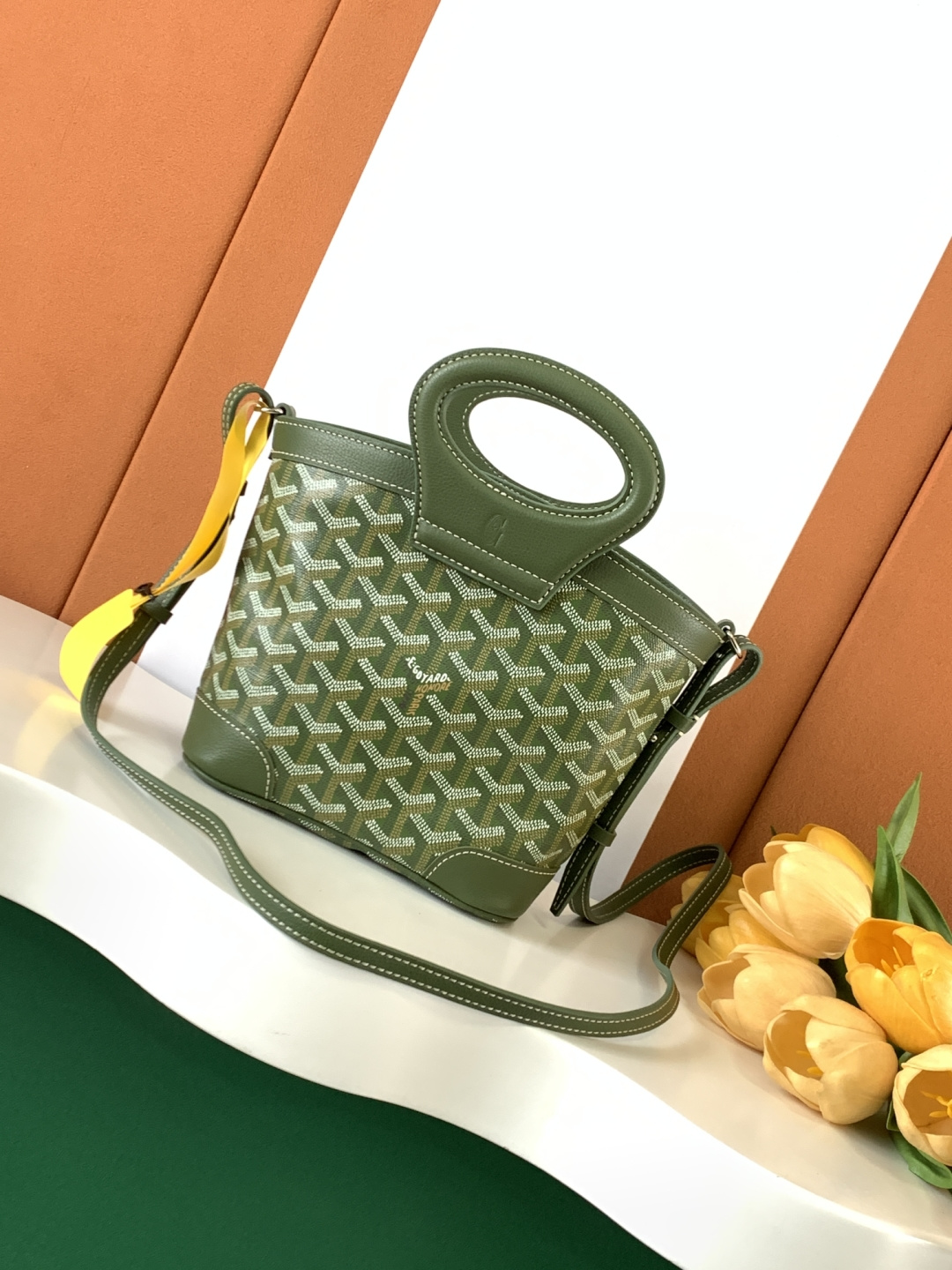 Goyard BELUGA 包是上世纪70年代一款可折叠、轻便而坚固的旅行包的重新演绎 灵感来自水手们喜爱的柔软洗衣袋