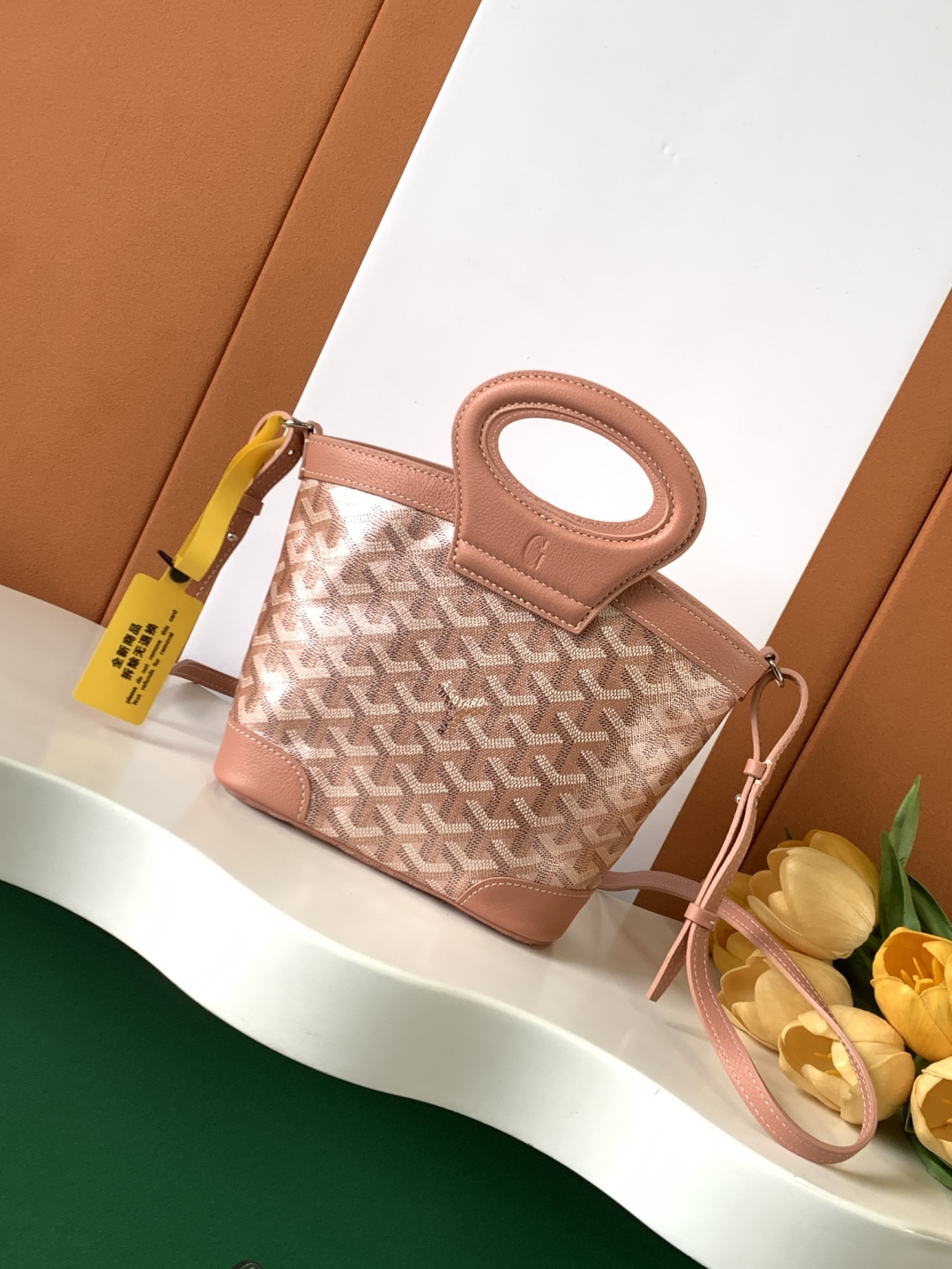 Goyard BELUGA 包是上世纪70年代一款可折叠、轻便而坚固的旅行包的重新演绎 灵感来自水手们喜爱的柔软洗衣袋