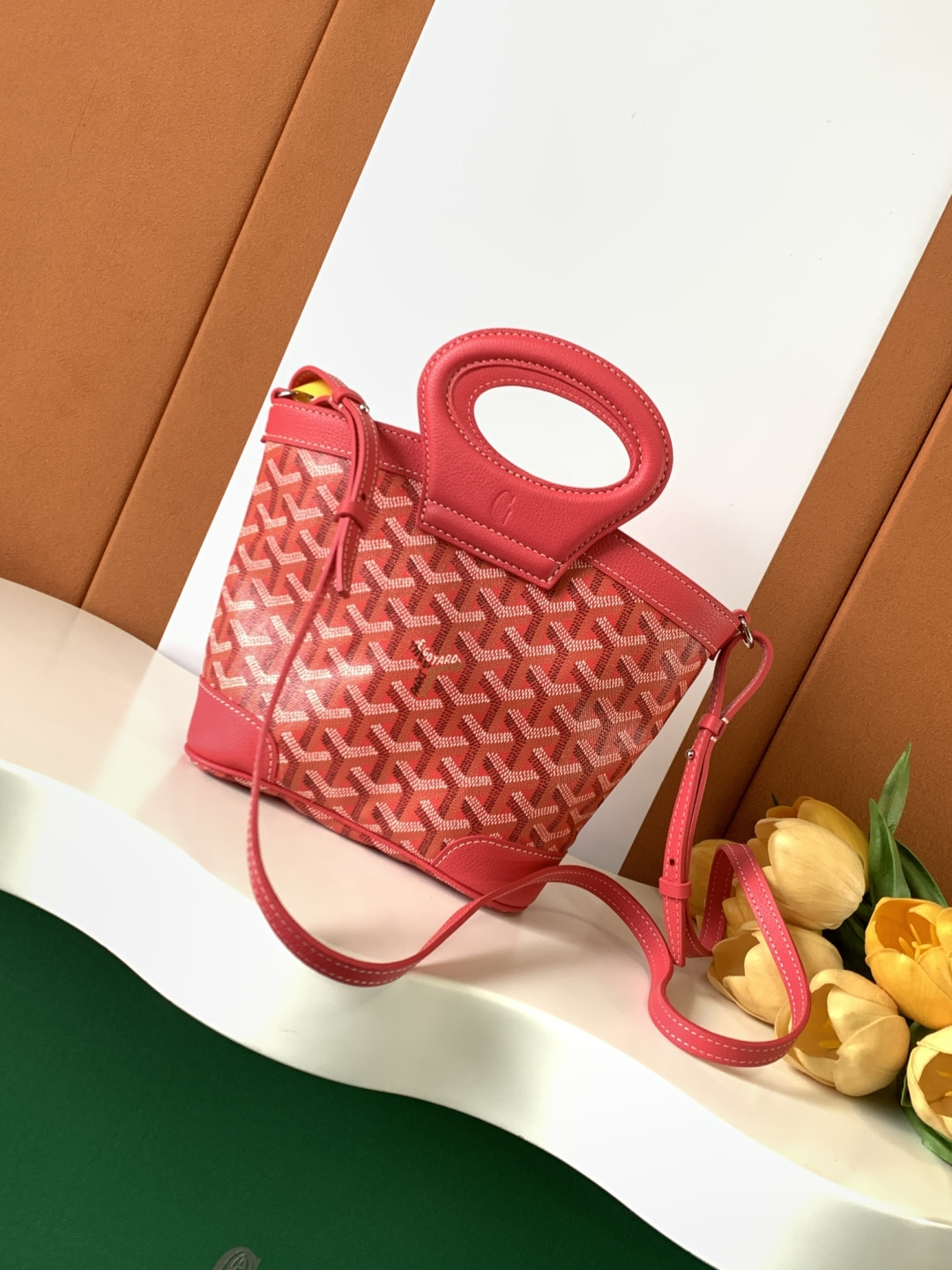 Goyard BELUGA 包是上世纪70年代一款可折叠、轻便而坚固的旅行包的重新演绎 灵感来自水手们喜爱的柔软洗衣袋