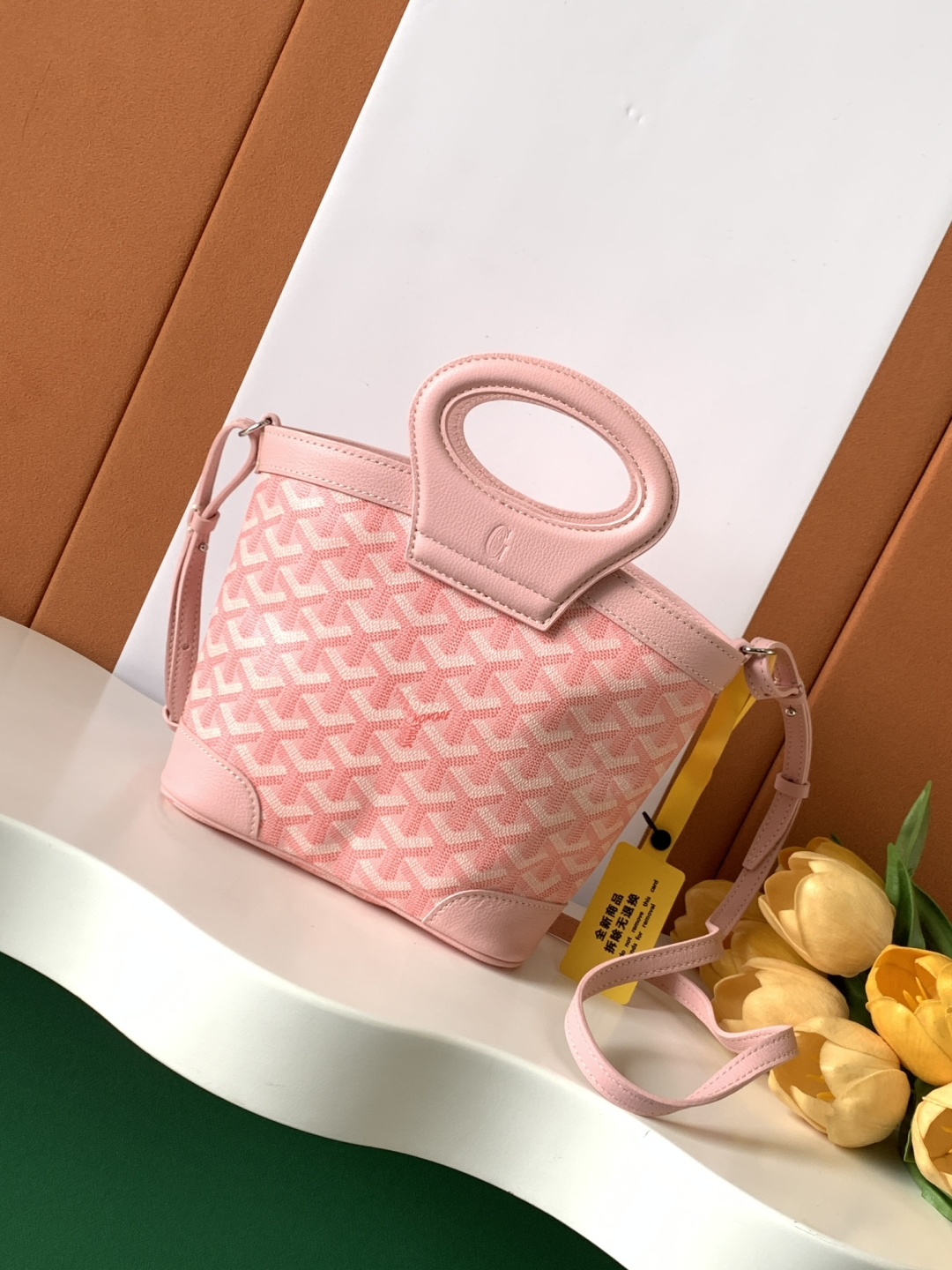 Goyard BELUGA 包是上世纪70年代一款可折叠、轻便而坚固的旅行包的重新演绎 灵感来自水手们喜爱的柔软洗衣袋