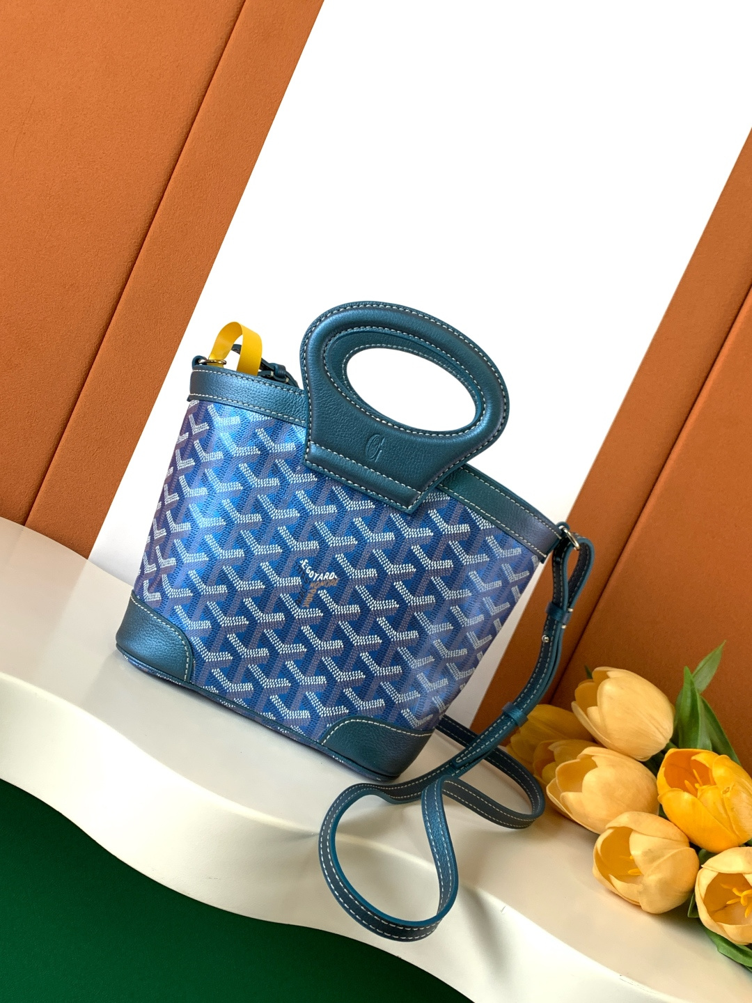 Goyard BELUGA 包是上世纪70年代一款可折叠、轻便而坚固的旅行包的重新演绎 灵感来自水手们喜爱的柔软洗衣袋