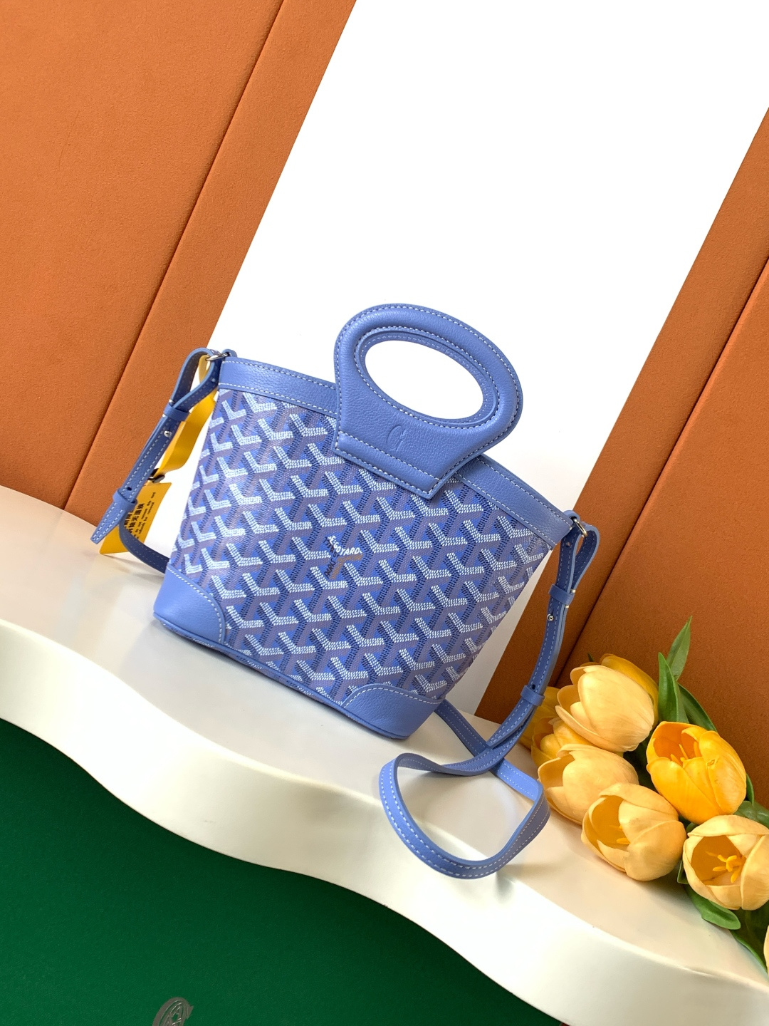 Goyard BELUGA 包是上世纪70年代一款可折叠、轻便而坚固的旅行包的重新演绎 灵感来自水手们喜爱的柔软洗衣袋