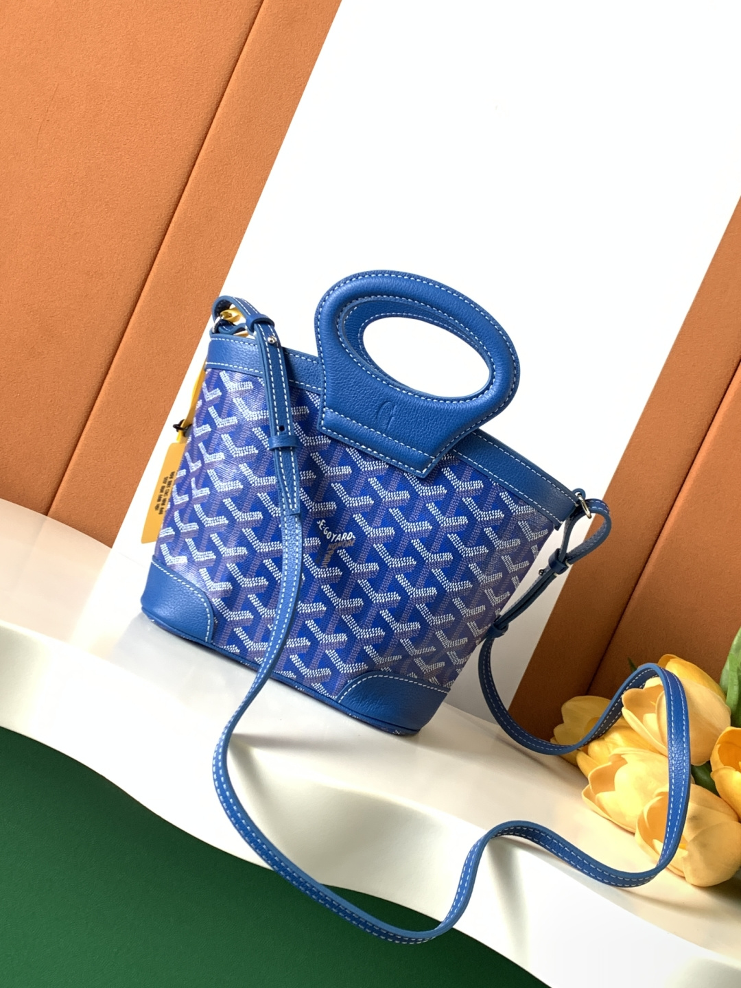 Goyard BELUGA 包是上世纪70年代一款可折叠、轻便而坚固的旅行包的重新演绎 灵感来自水手们喜爱的柔软洗衣袋