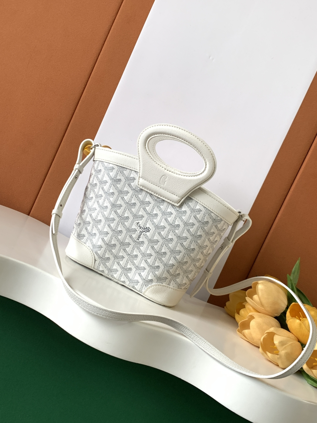 Goyard BELUGA 包是上世纪70年代一款可折叠、轻便而坚固的旅行包的重新演绎 灵感来自水手们喜爱的柔软洗衣袋
