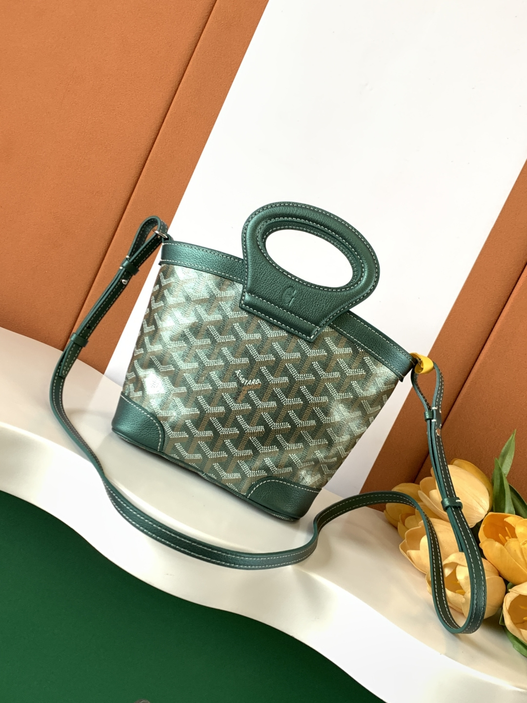 Goyard BELUGA 包是上世纪70年代一款可折叠、轻便而坚固的旅行包的重新演绎 灵感来自水手们喜爱的柔软洗衣袋