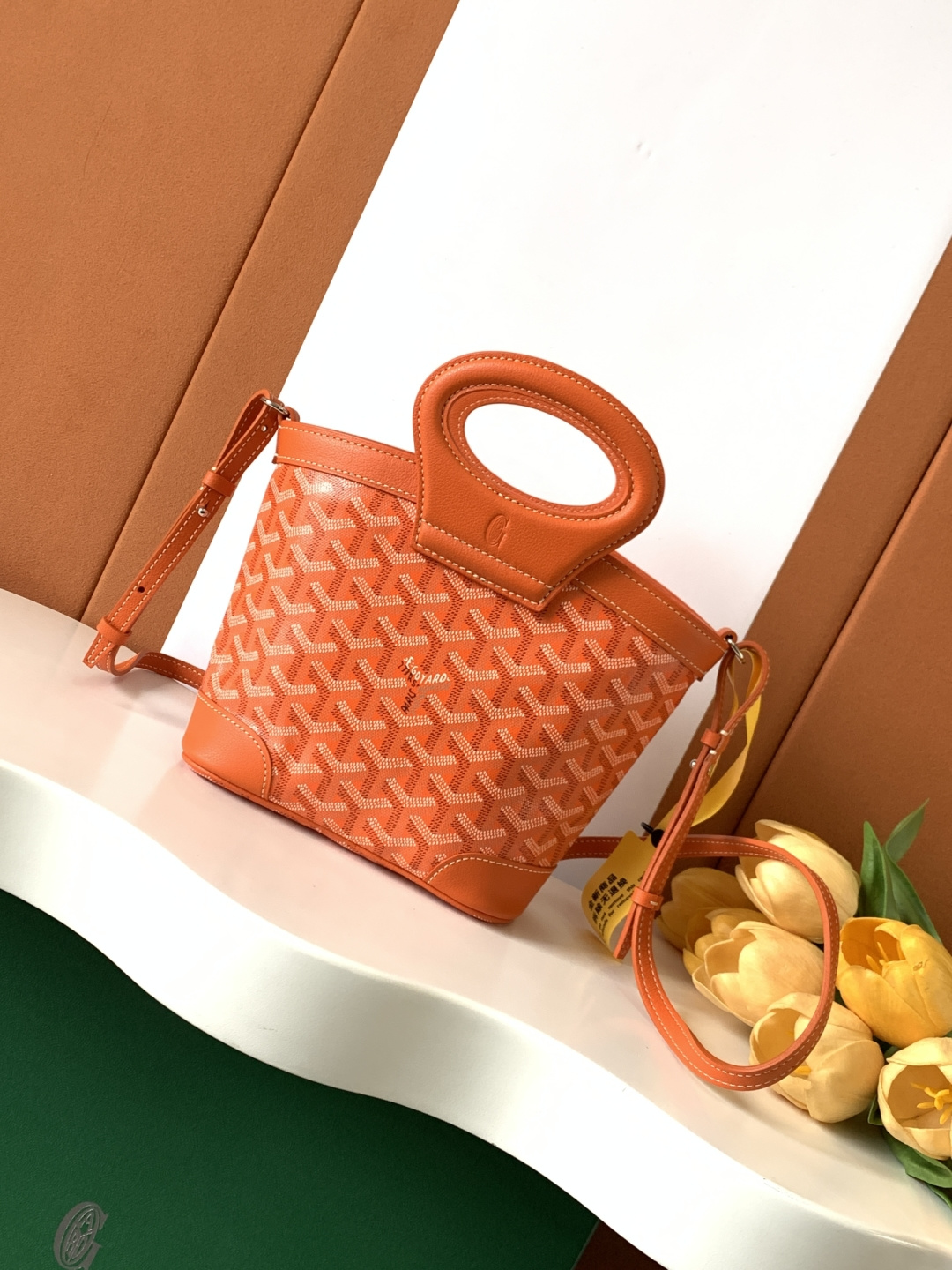 Goyard BELUGA 包是上世纪70年代一款可折叠、轻便而坚固的旅行包的重新演绎 灵感来自水手们喜爱的柔软洗衣袋